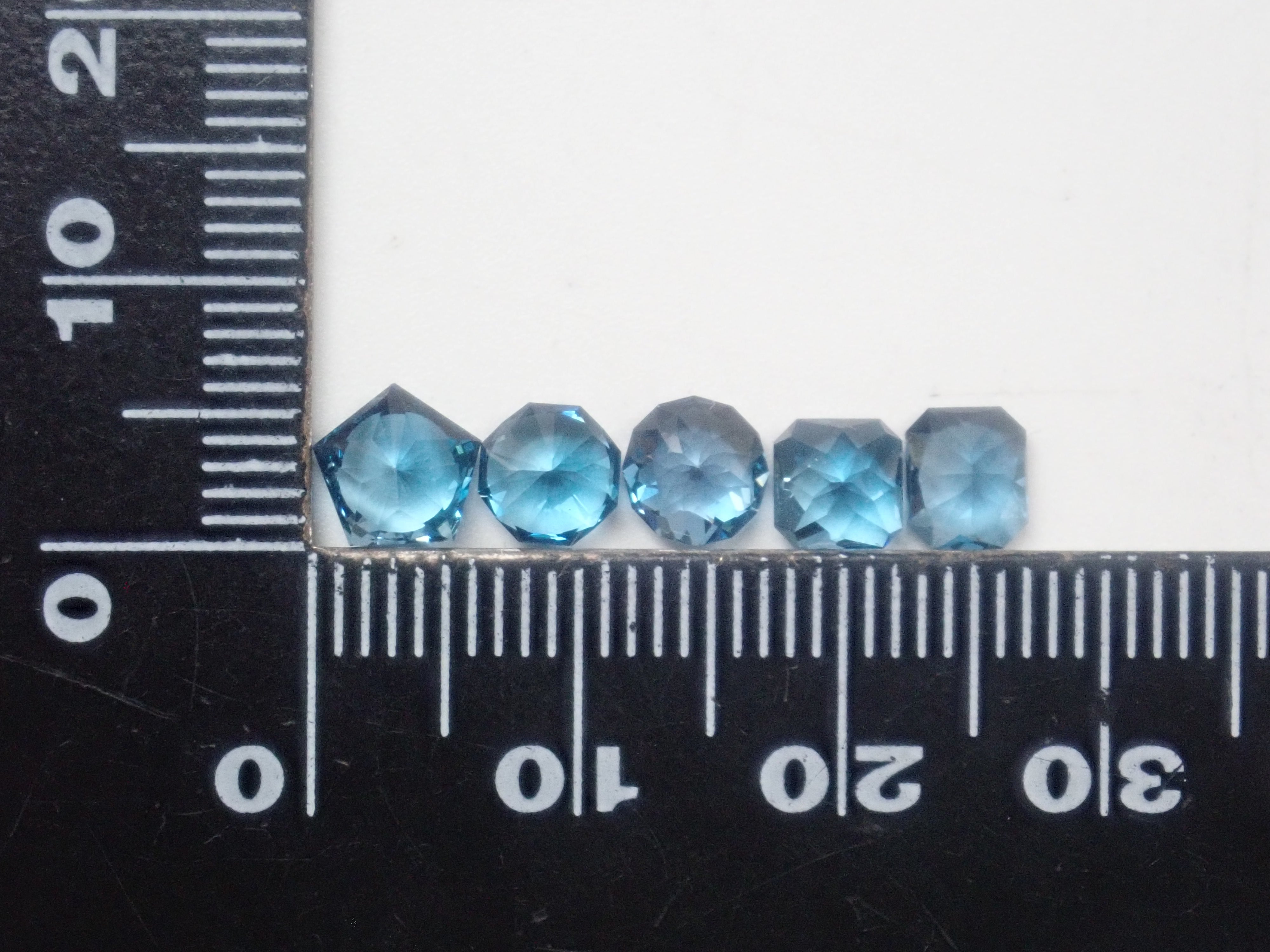 限定13石》甲州貴石切子《月型切子》のブルートパーズ10ctを含むブルー