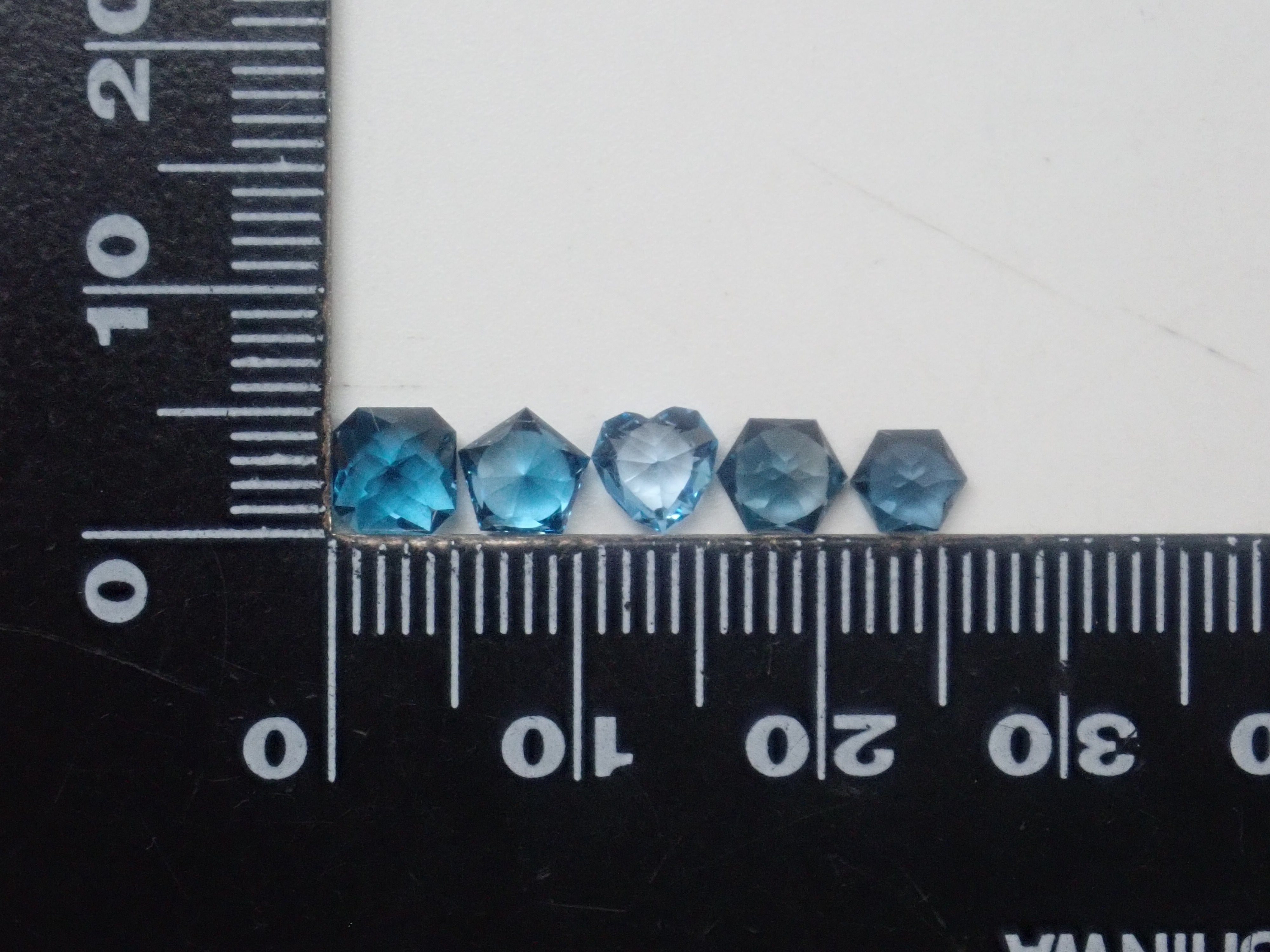 限定13石》甲州貴石切子《月型切子》のブルートパーズ10ctを含むブルー