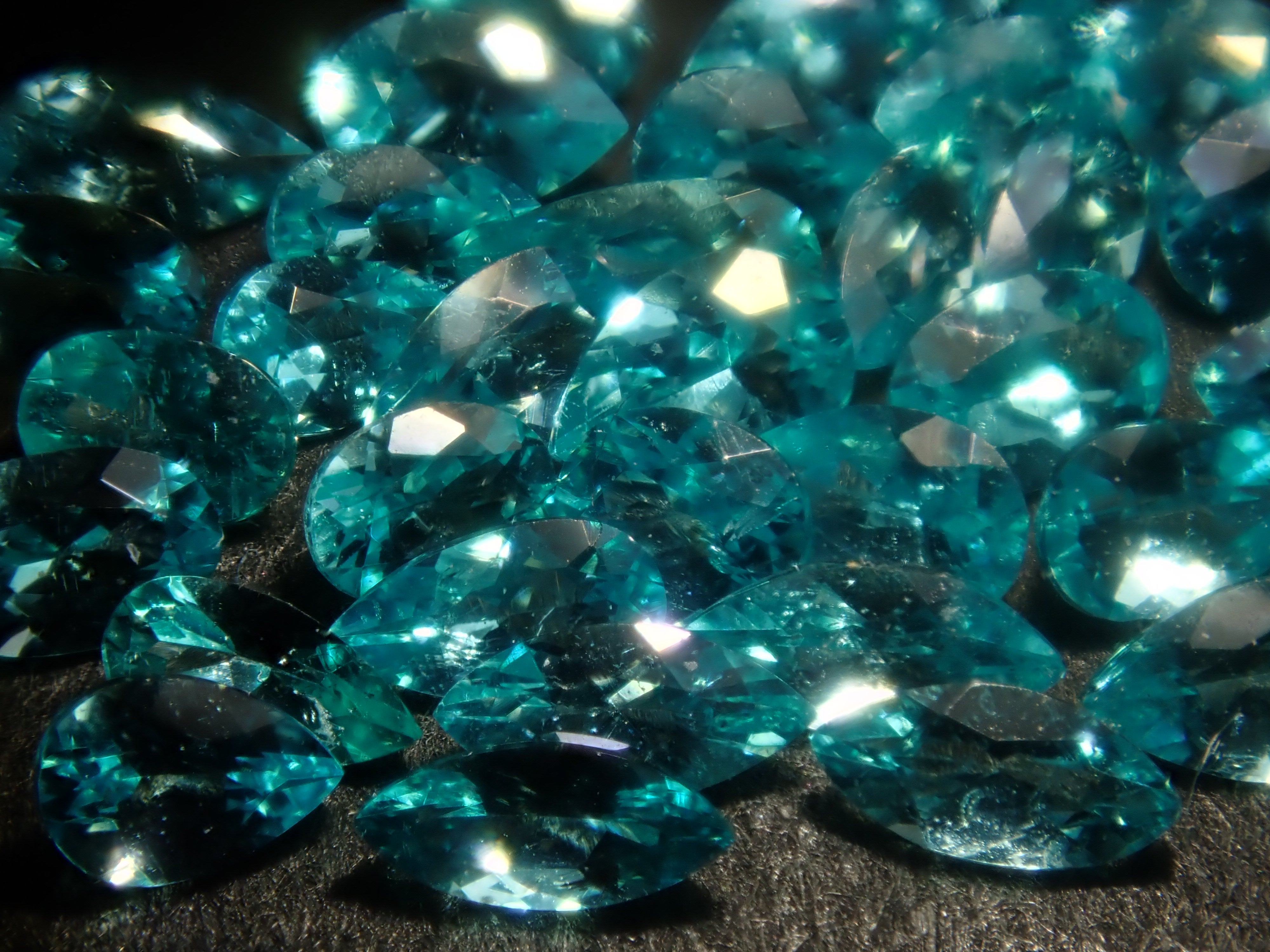 [On Sale 3/7 at 10 PM] Limited Edition (36 stones) Brazilian Paraiba Tourmaline (Batalha Mine) Gacha 💎 Regular price: ¥45,800 (Includes sorting and unheated stones) [Multiple purchase discounts available]