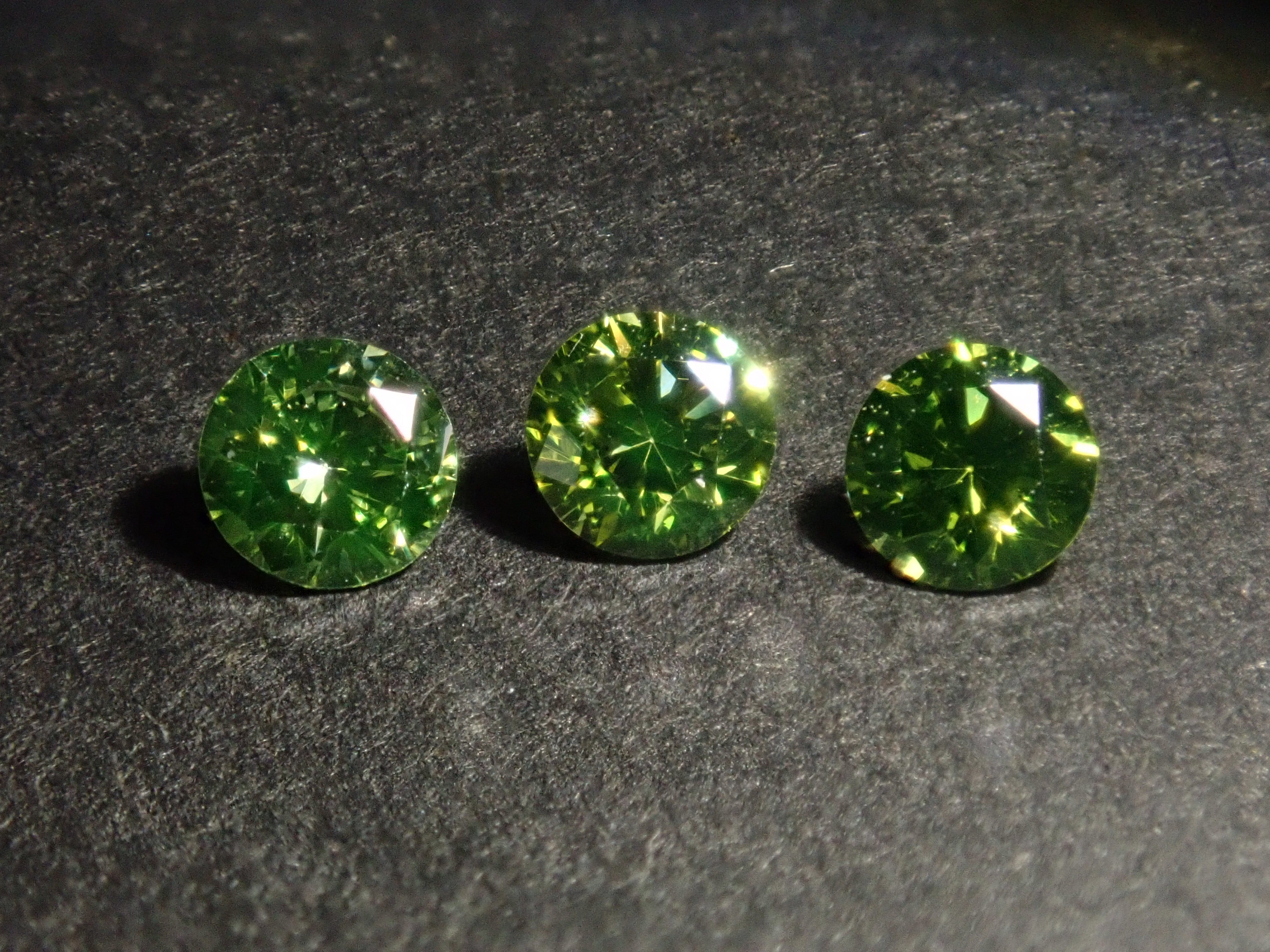 Limited to 3 stones: 1 peridot green diamond loose stone (treated, 3mm, VS class, Chuho sorting) Multiple purchase discounts available