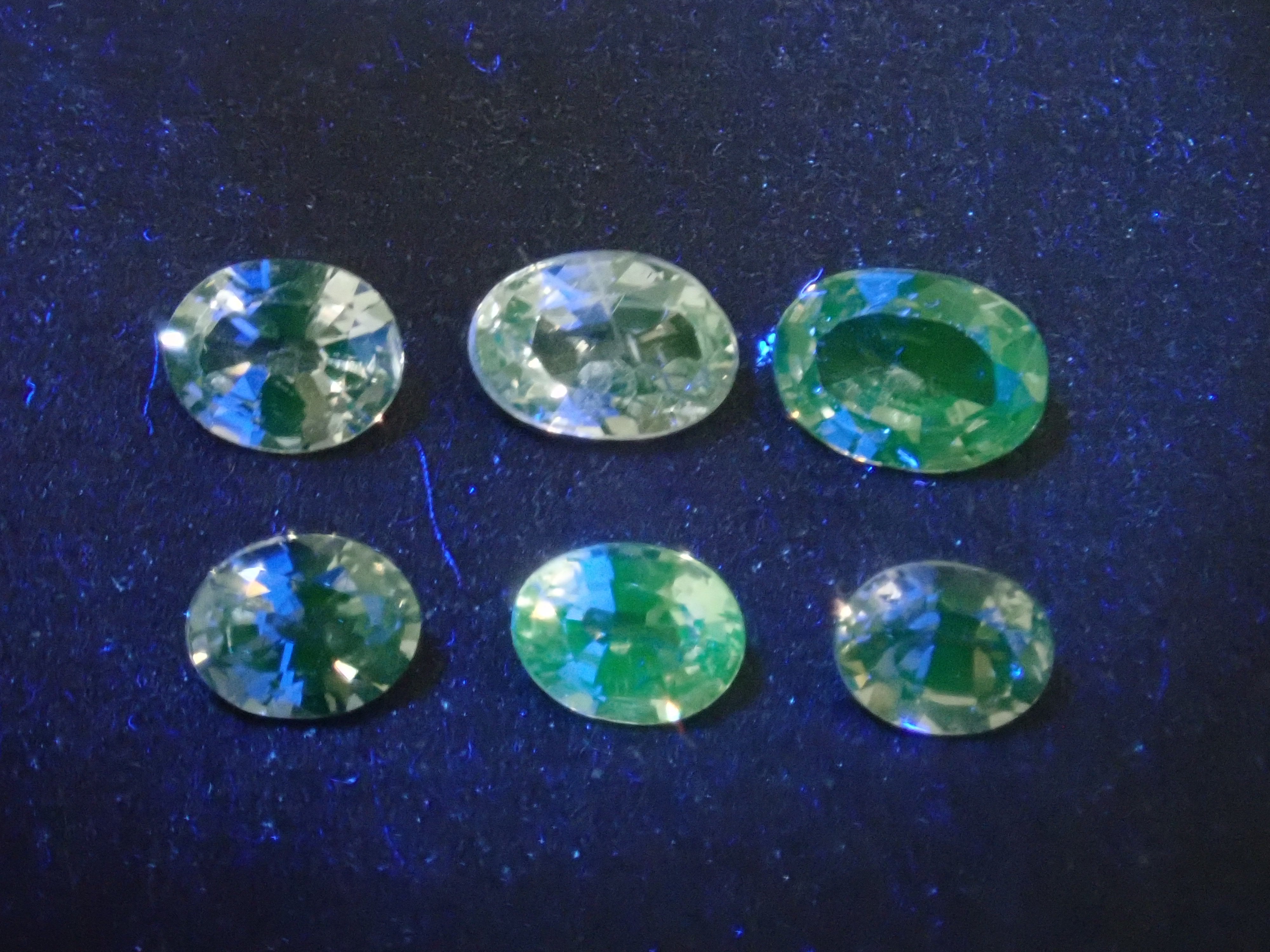 Madagascar gray spinel (green fluorescent type) 1 loose stone {Multiple purchase discounts available}