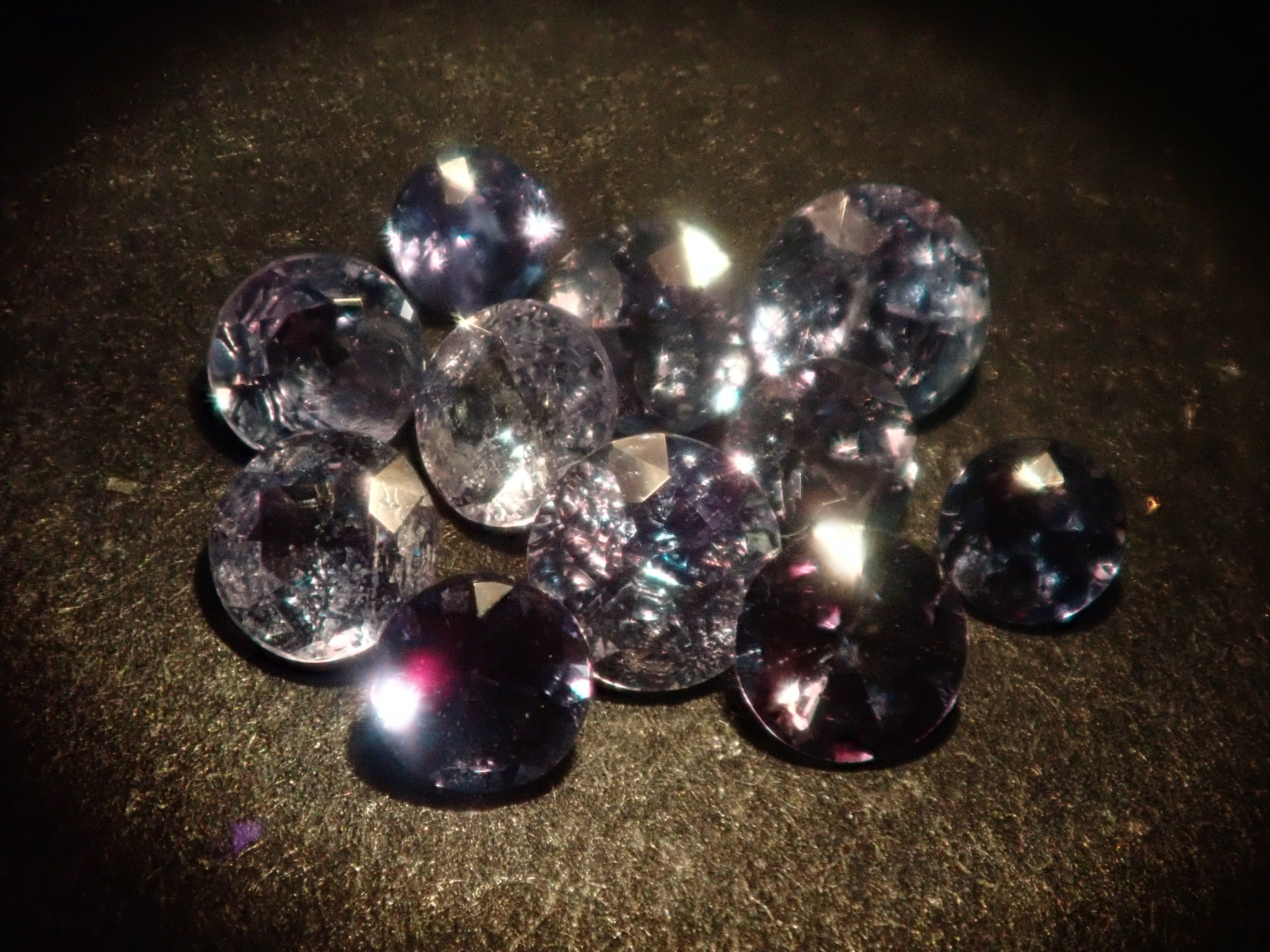 [Sales Start: May 5th, 10 PM JST] Limited 12 Stones - Alexandrite Gacha with Alexandrites from Different Origins, including Russian Alexandrite (normally 69,800 JPY), plus a bonus Sri Lankan Chrysoberyl crystal. Multiple purchase discount available.