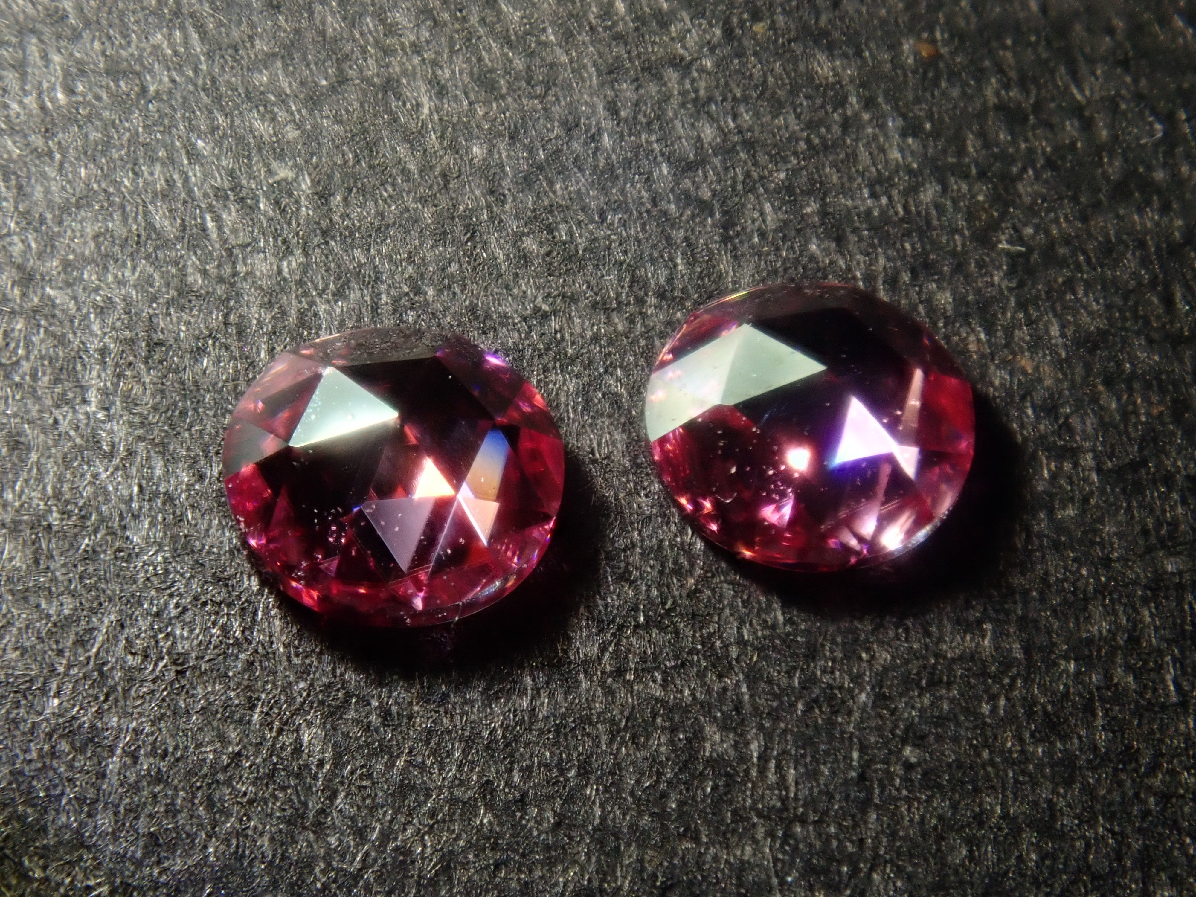 【10/5 22時販売】《限定11石》合成モアッサナイトガチャ💎甲州貴石切子plusthreeモアッサナイトやサンジェ氏カットやピンクやブルーモアッサ含む1石ルース《複数購入割引有》