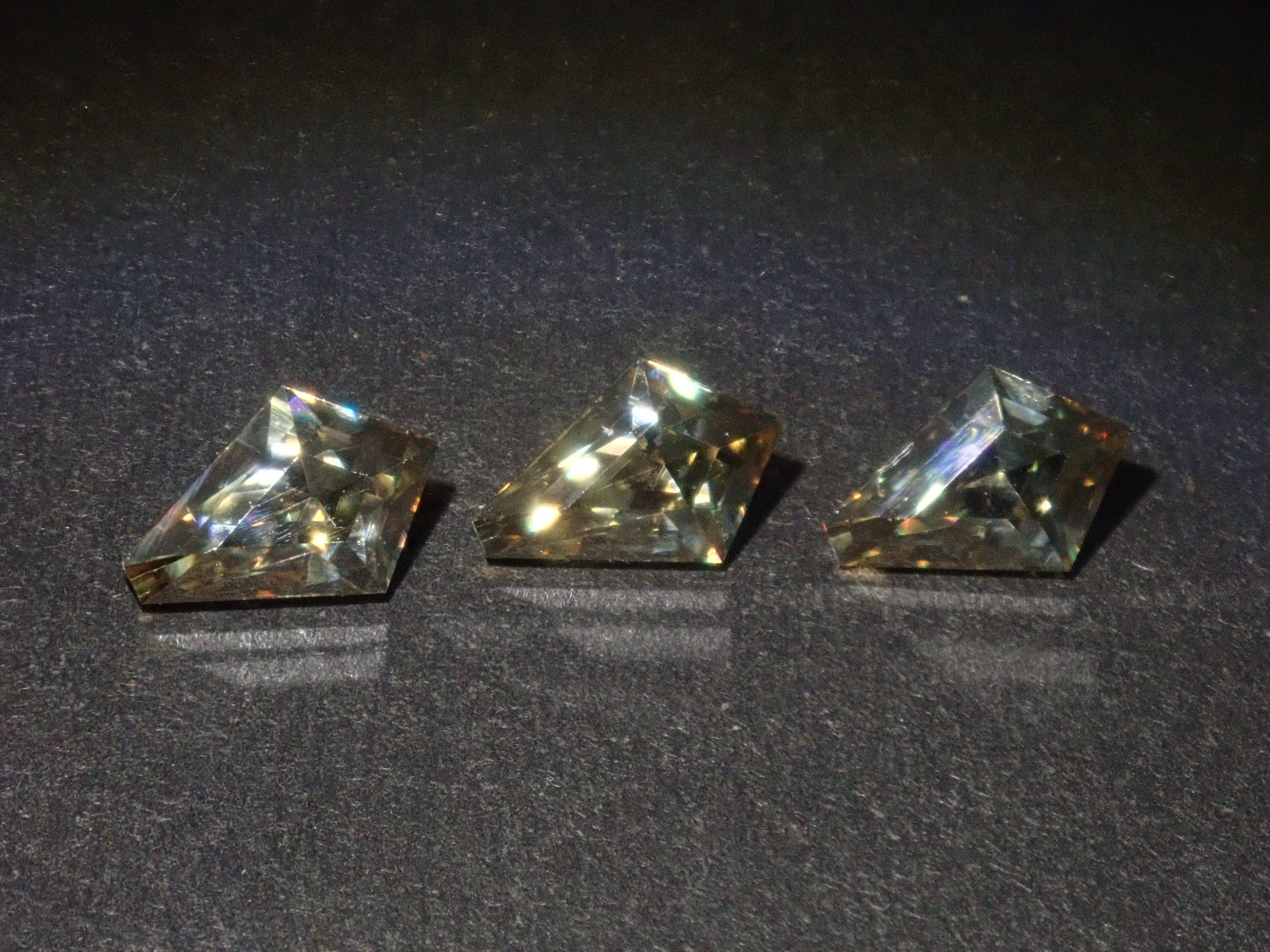 【10/5 22時販売】《限定11石》合成モアッサナイトガチャ💎甲州貴石切子plusthreeモアッサナイトやサンジェ氏カットやピンクやブルーモアッサ含む1石ルース《複数購入割引有》