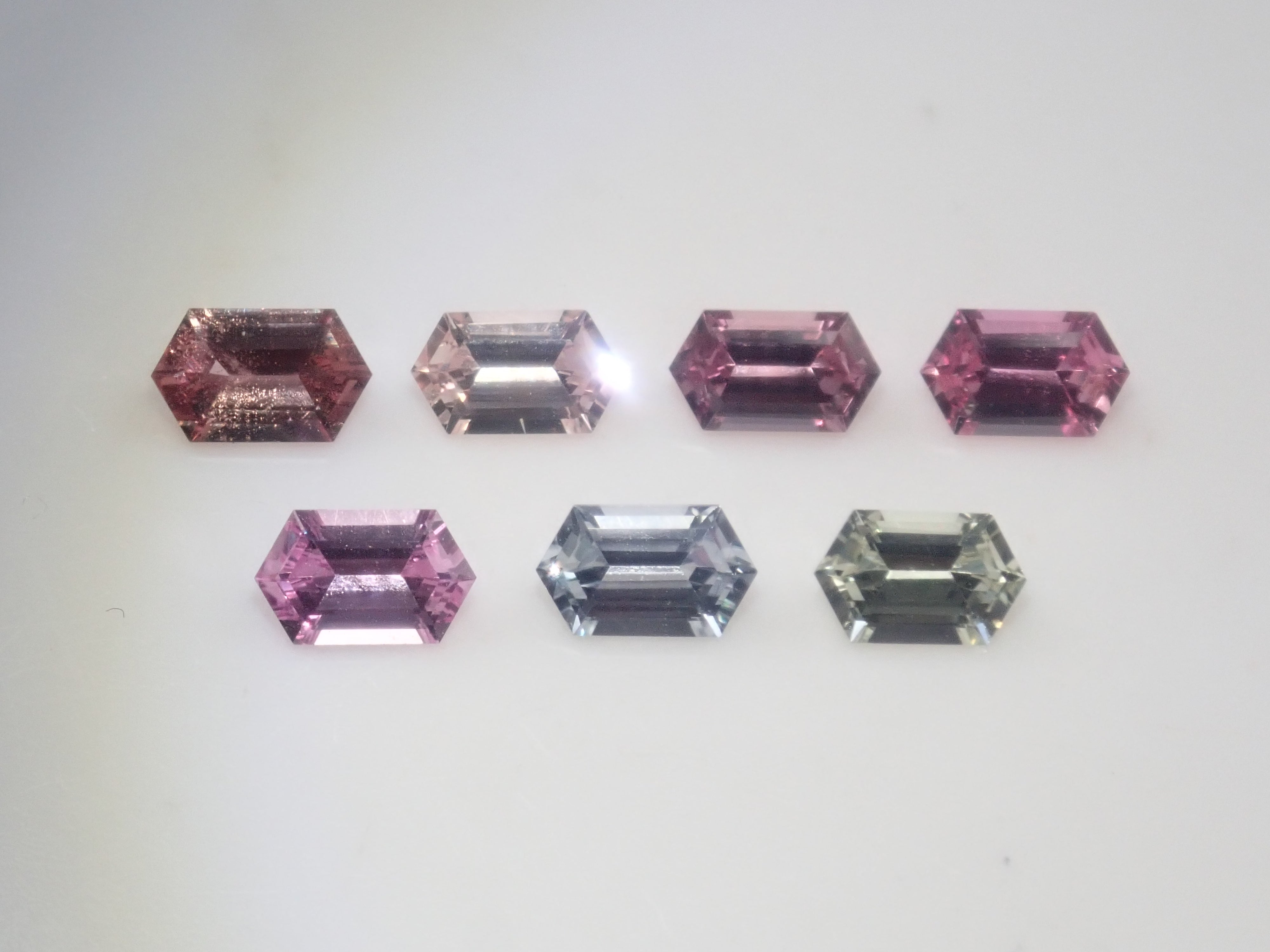 【9/6 22時販売】《限定7石》マダガスカル産サファイア1石ルース（ロングヘキサゴナルカット,約5×3mm）《複数購入割引有》