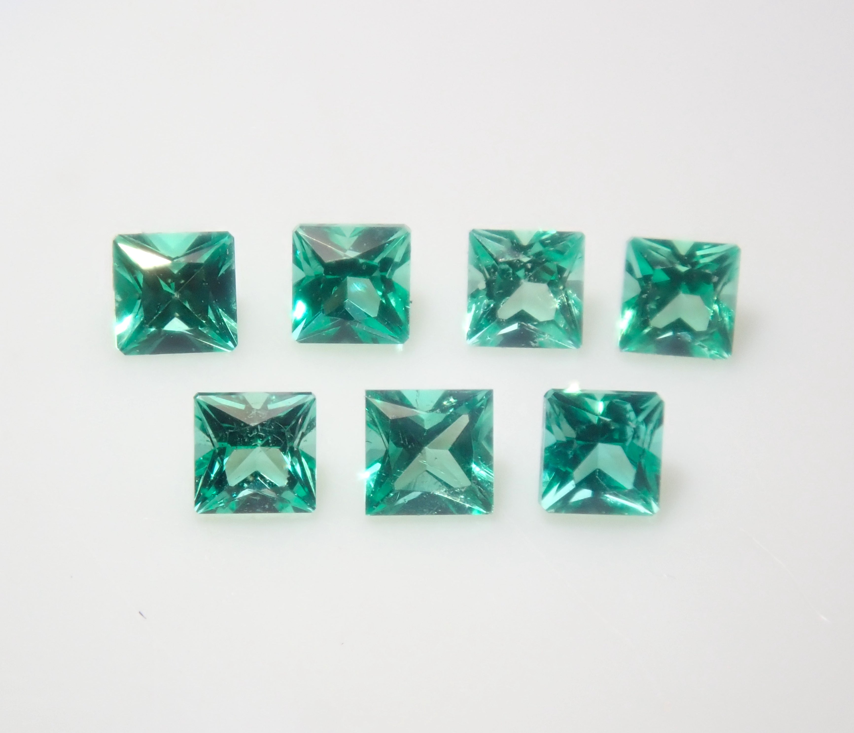 【9/5 22時販売】《限定7石》ロシア産ノンオイルエメラルド1石ルース(1.6-1.7ｍｍ,プリンセスカット)《複数購入割引有》