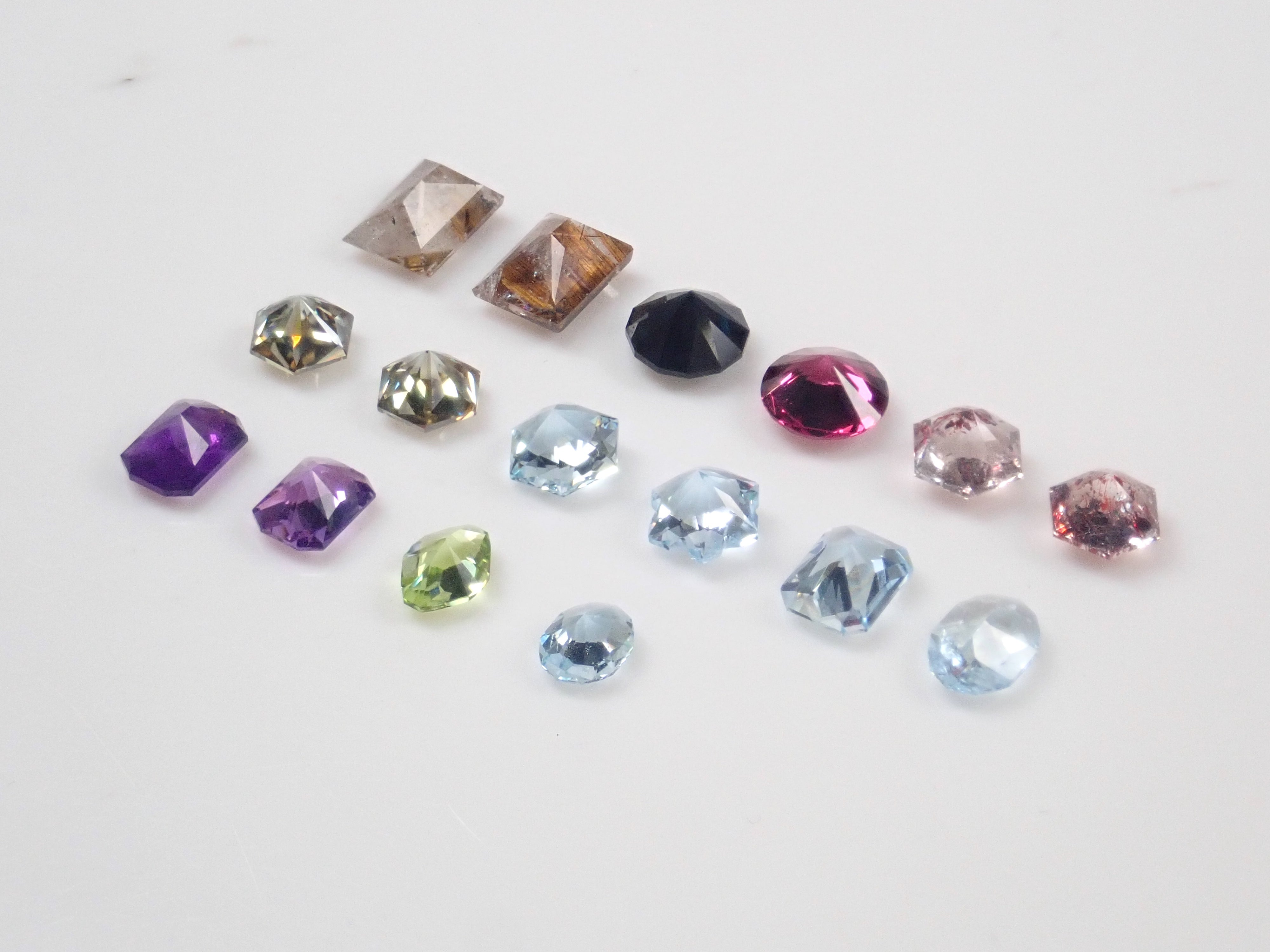 Limited to 16 stones Gem gacha💎 Cut by Sanjay, a Sri Lankan polisher (1 in 2 people will win a Sanjay sapphire) Multiple purchase discounts available