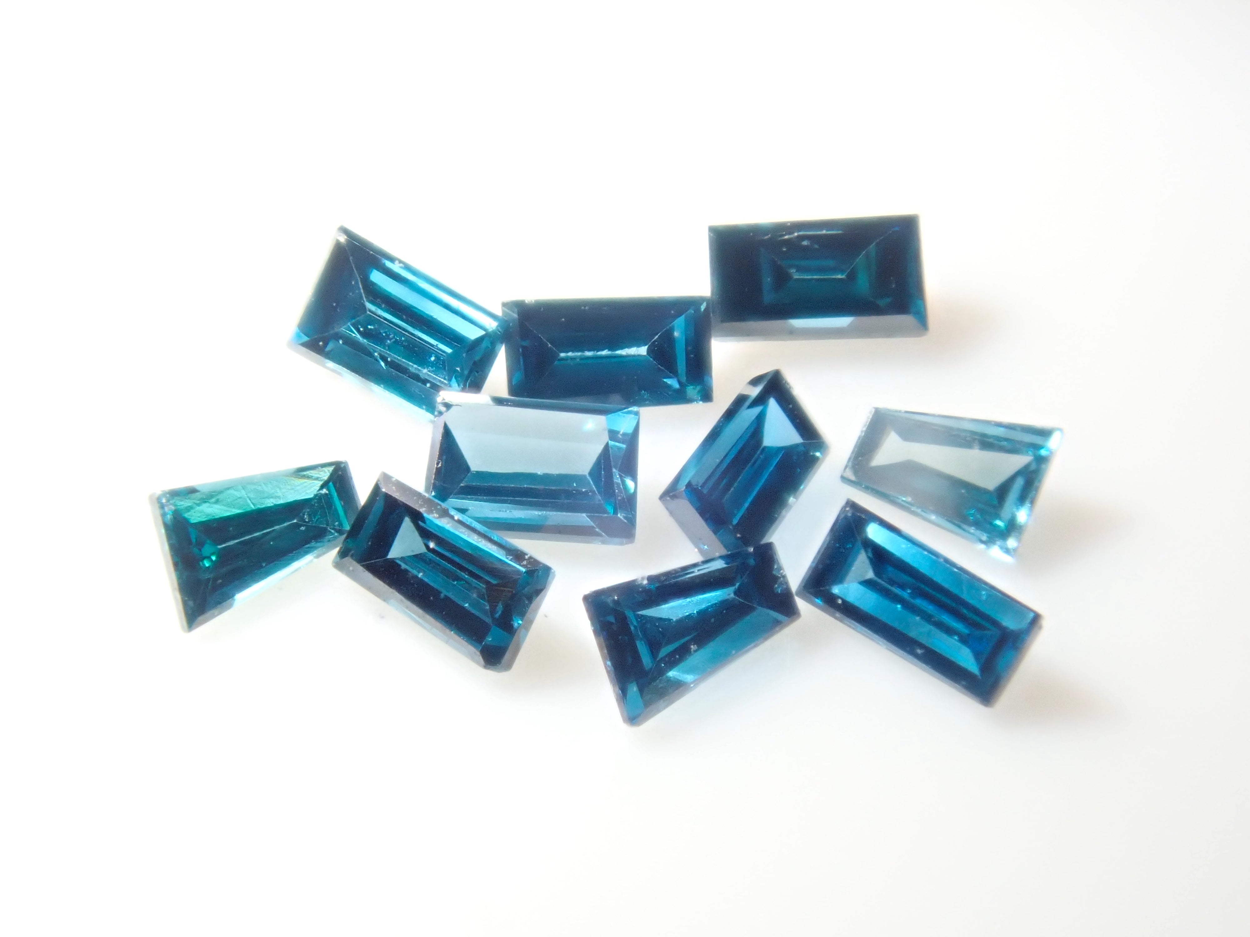 [On sale from 10pm on 2/11] Diamond Gacha💎1 London Blue Diamond Loose (VS~SI class equivalent, taper cut or bucket cut, treated) {Multiple purchase discounts available}