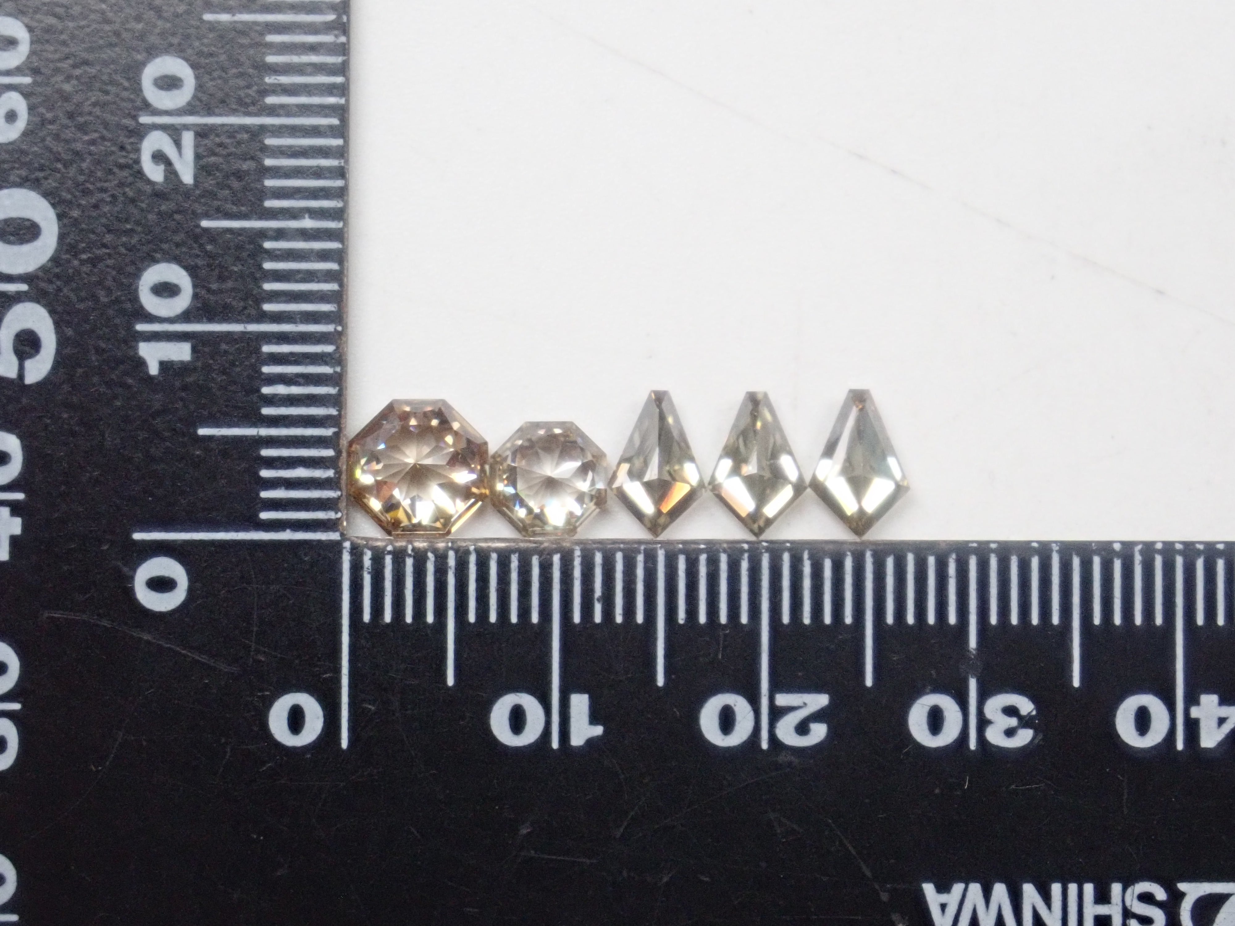 【10/5 22時販売】《限定11石》合成モアッサナイトガチャ💎甲州貴石切子plusthreeモアッサナイトやサンジェ氏カットやピンクやブルーモアッサ含む1石ルース《複数購入割引有》