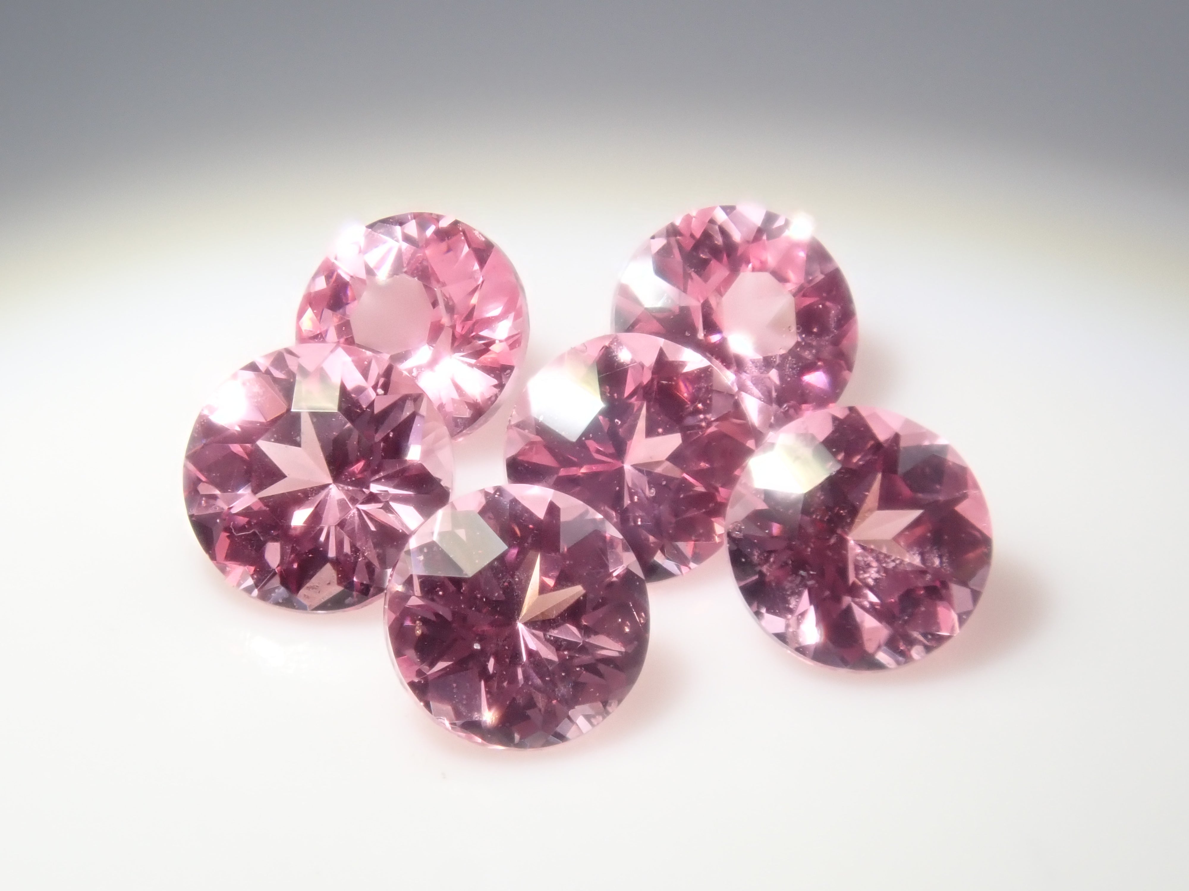 [On sale from 22:00 on 2/1] [Limited to 6 stones] 1 loose pink spinel from Mahenge, Tanzania (round cut, 3.0mm) [Multiple purchase discounts available]