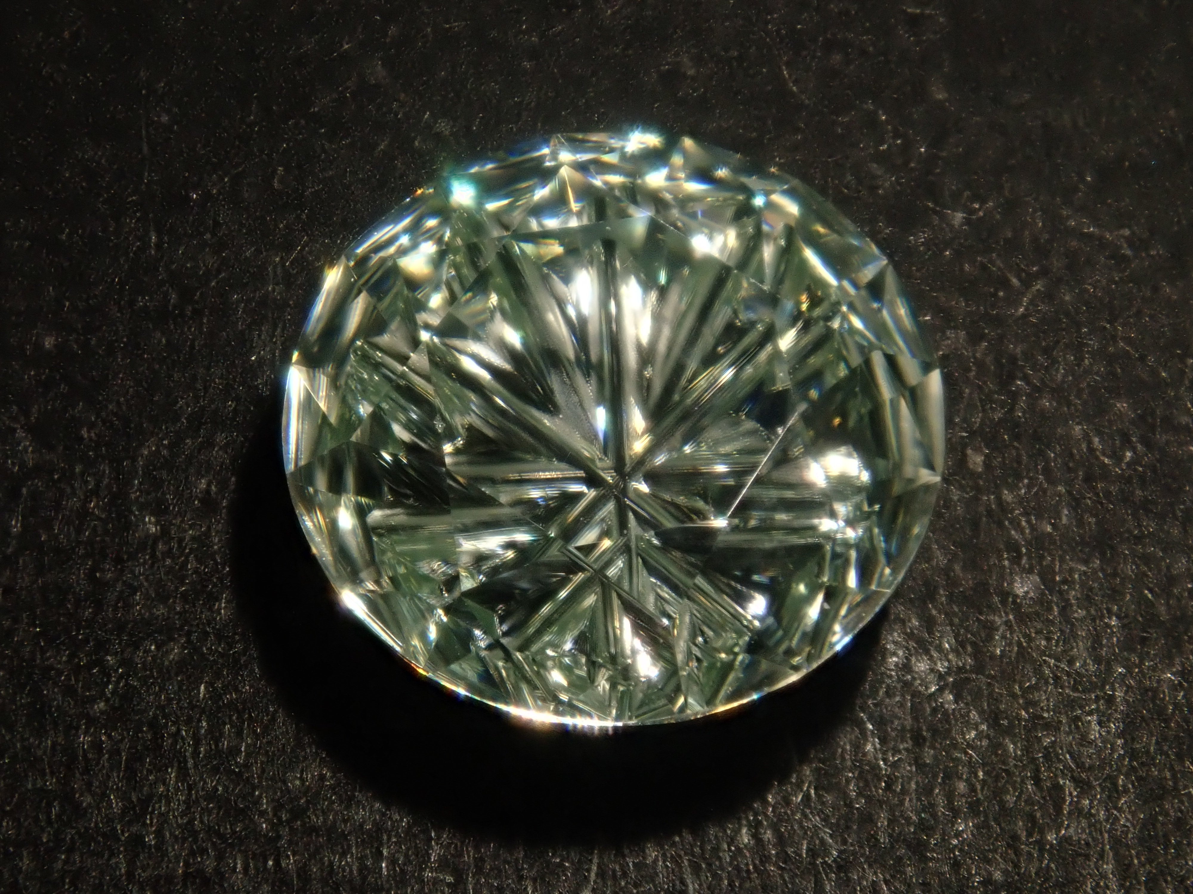 【10/5 22時販売】《限定11石》合成モアッサナイトガチャ💎甲州貴石切子plusthreeモアッサナイトやサンジェ氏カットやピンクやブルーモアッサ含む1石ルース《複数購入割引有》