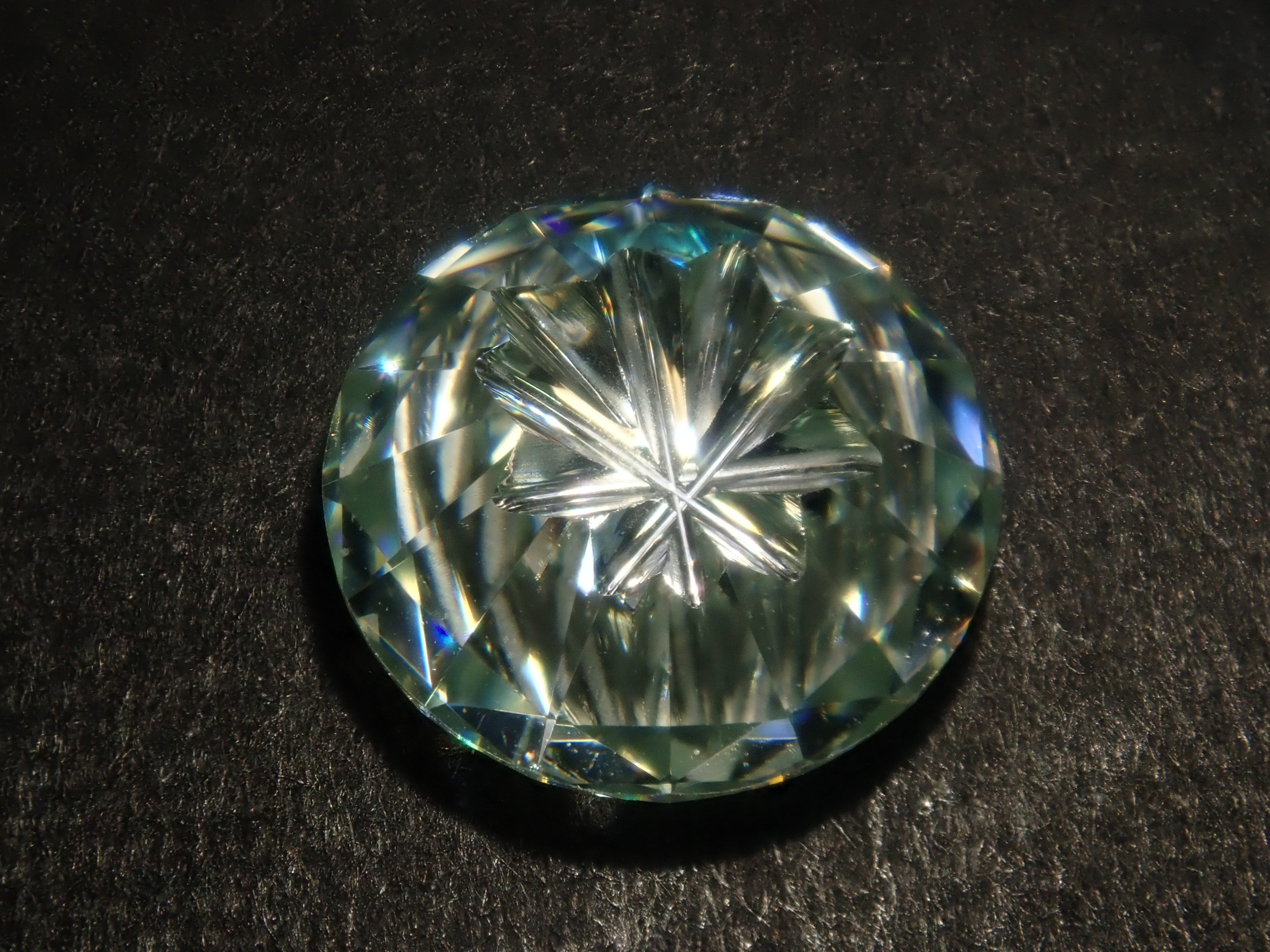 【10/5 22時販売】《限定11石》合成モアッサナイトガチャ💎甲州貴石切子plusthreeモアッサナイトやサンジェ氏カットやピンクやブルーモアッサ含む1石ルース《複数購入割引有》