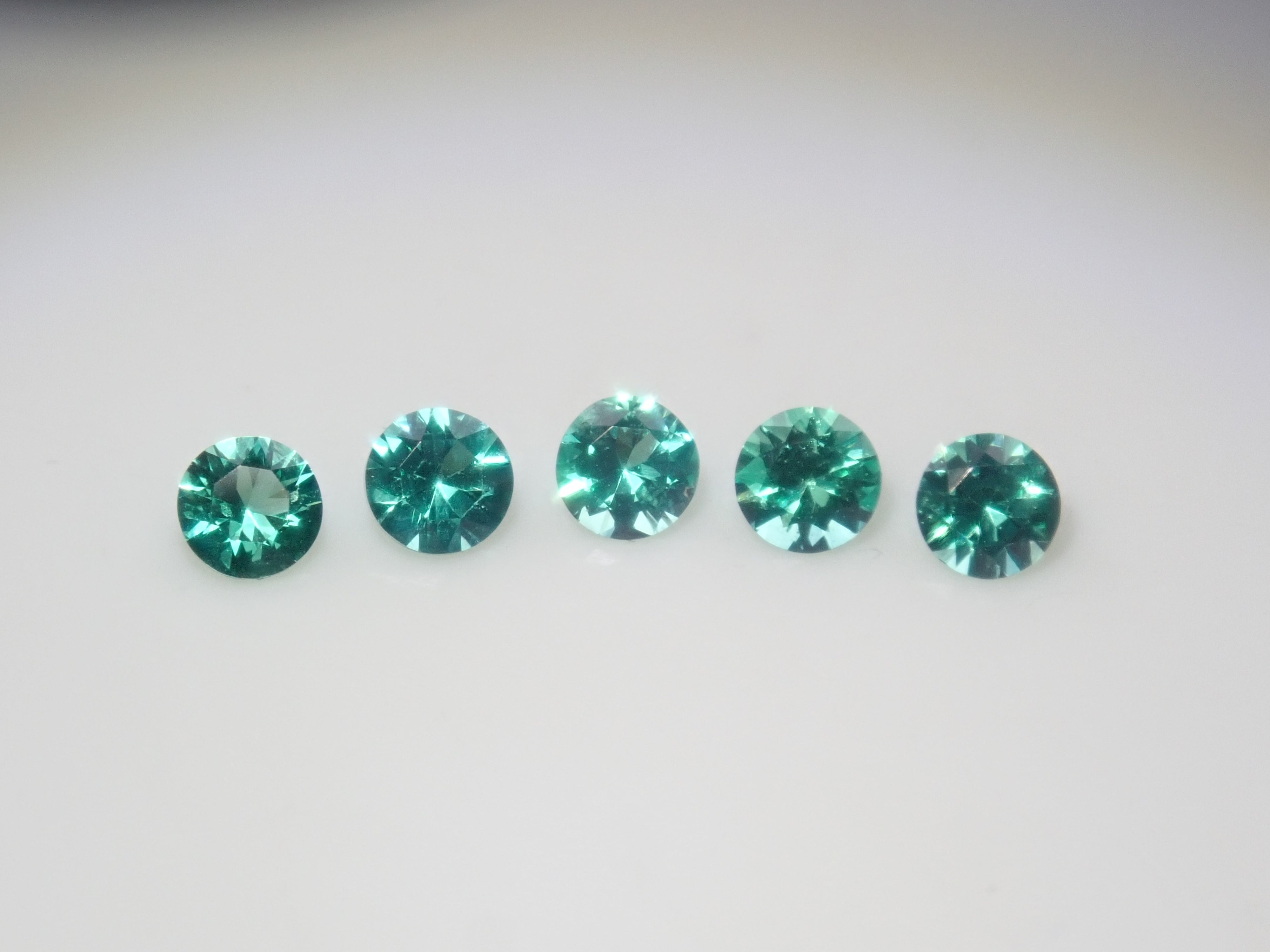 【9/5 22時販売】《限定5石》ロシア産ノンオイルエメラルド1石ルース(2.2ｍｍ,ラウンドカット)《複数購入割引有》