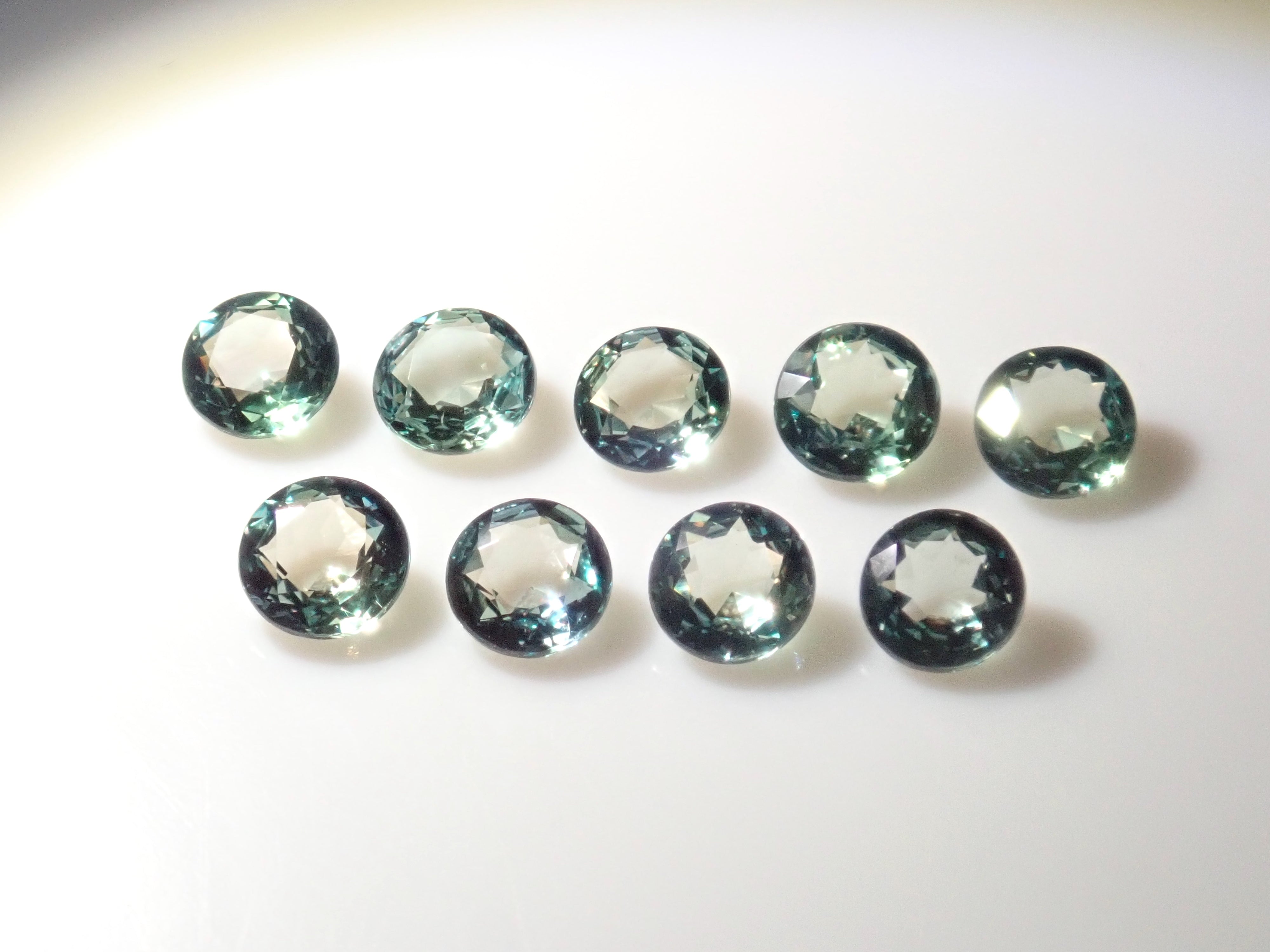 《限定9石》ブラジル産アレキサンドライト1石ルース（ローズカット,3mm/平均0.105ct）《複数購入割引有》