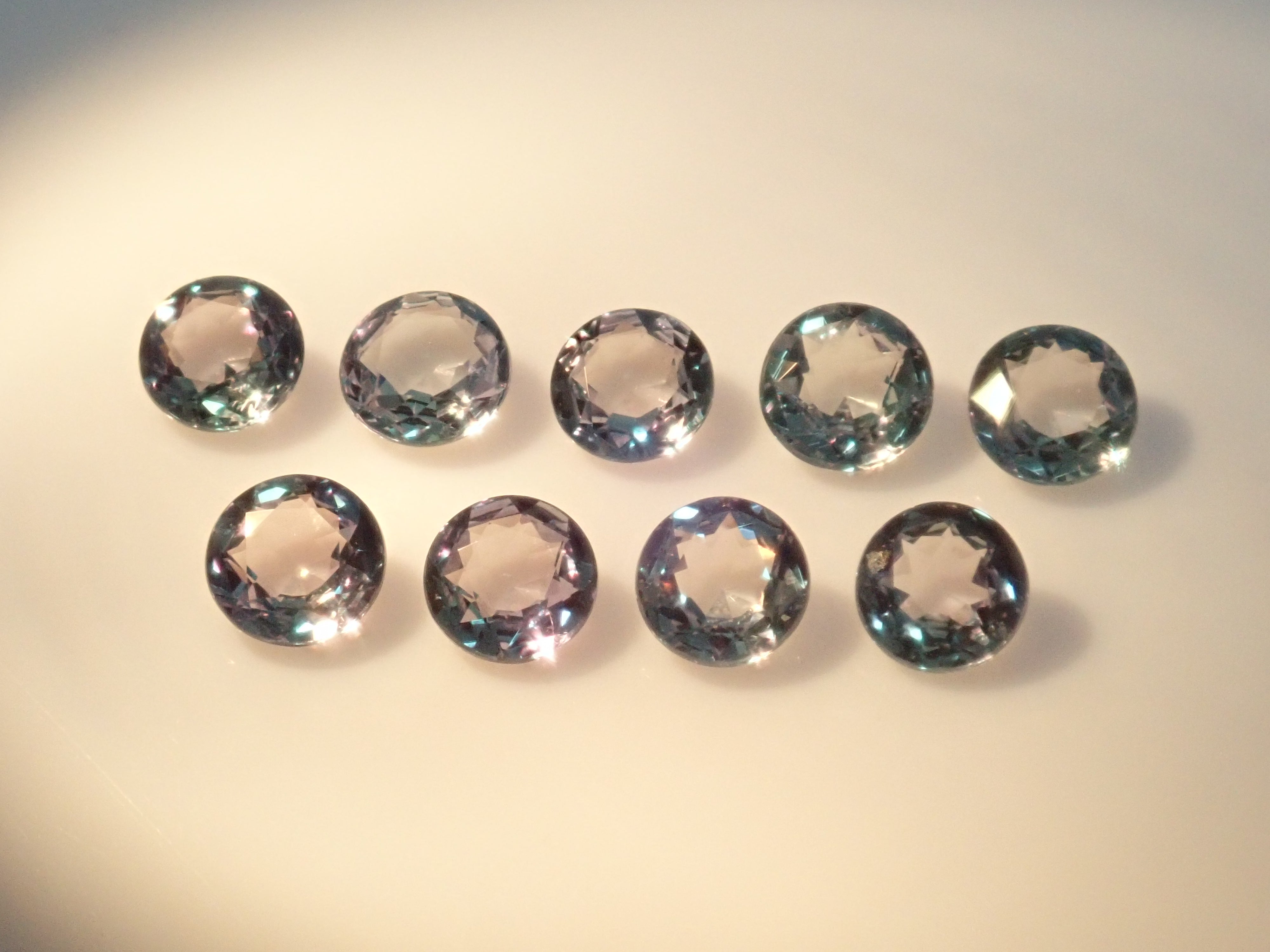 《限定9石》ブラジル産アレキサンドライト1石ルース（ローズカット,3mm/平均0.105ct）《複数購入割引有》