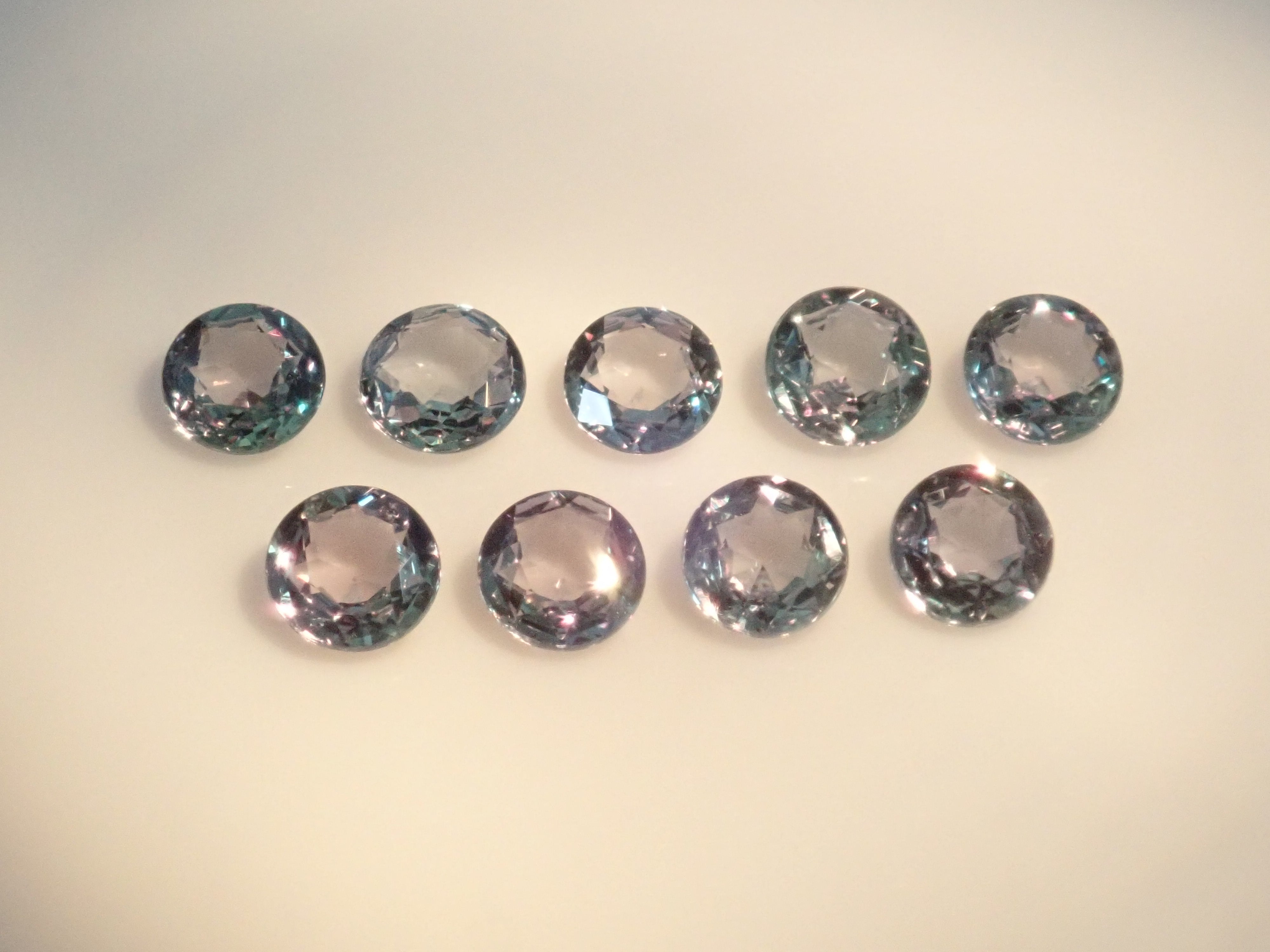 《限定9石》ブラジル産アレキサンドライト1石ルース（ローズカット,3mm/平均0.105ct）《複数購入割引有》