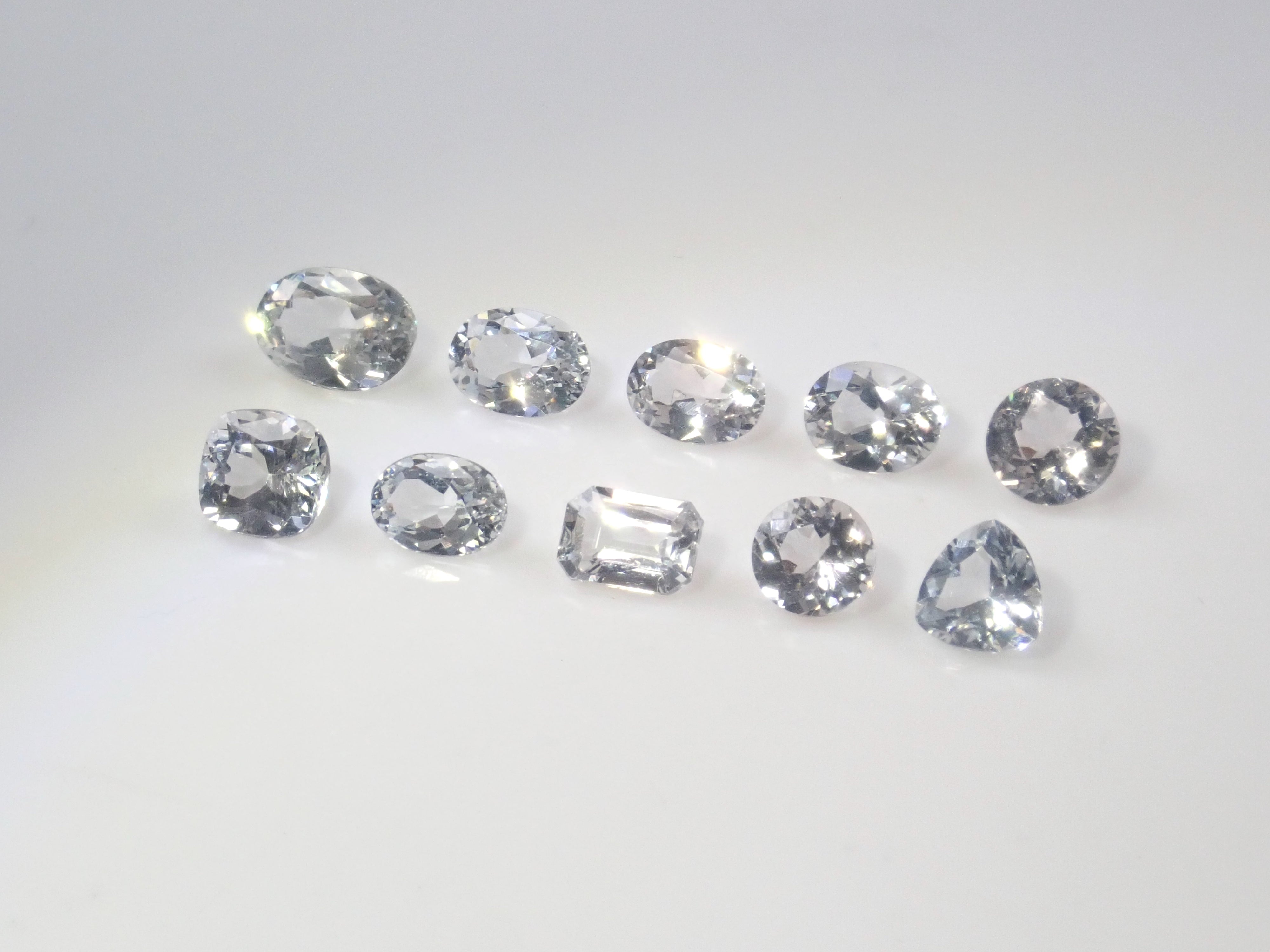 [On sale at 10pm on 10/19] {Limited to 10 stones} 1 colorless apatite loose stone from Madagascar (all stones come with identification certificate, average 0.35ct) {Multiple purchase discounts available}