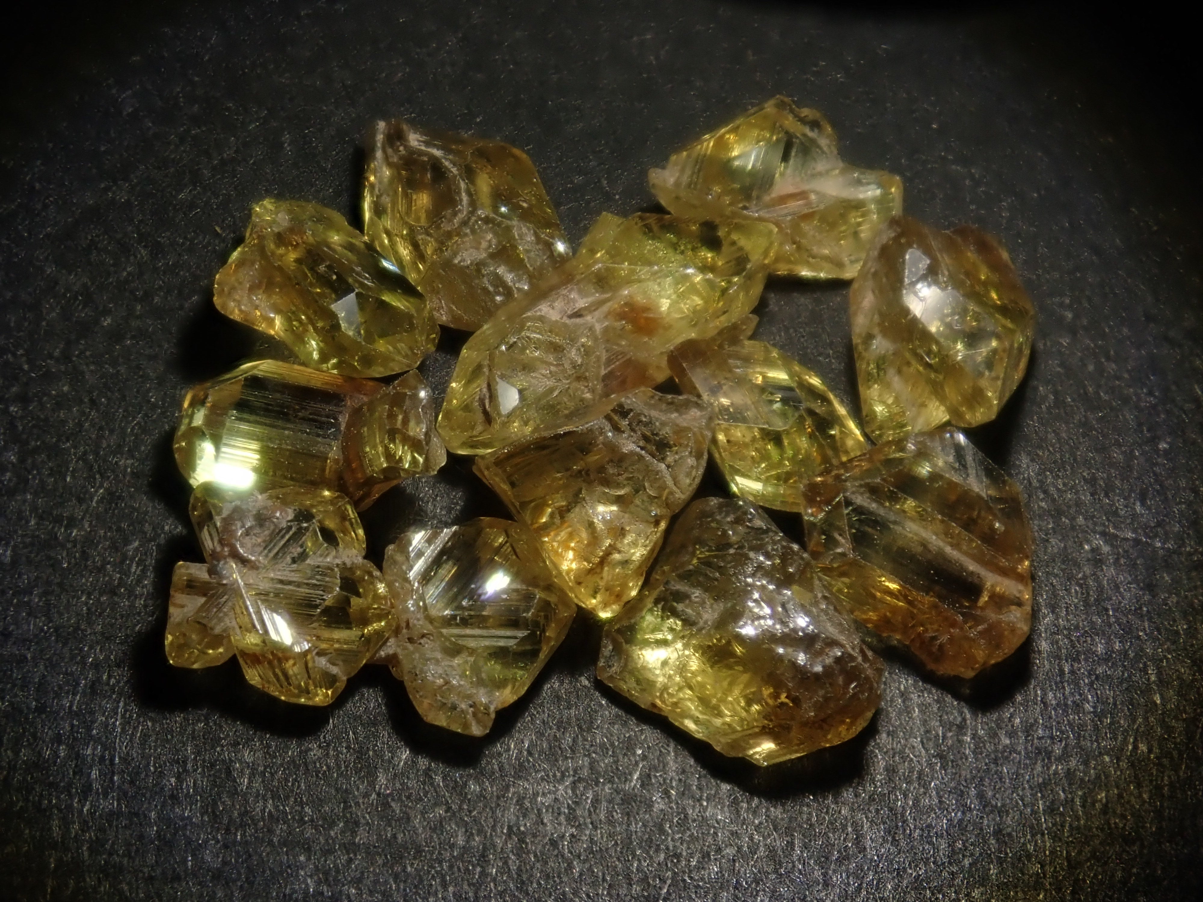 [Sales Start: May 5th, 10 PM JST] Limited 12 Stones - Alexandrite Gacha with Alexandrites from Different Origins, including Russian Alexandrite (normally 69,800 JPY), plus a bonus Sri Lankan Chrysoberyl crystal. Multiple purchase discount available.