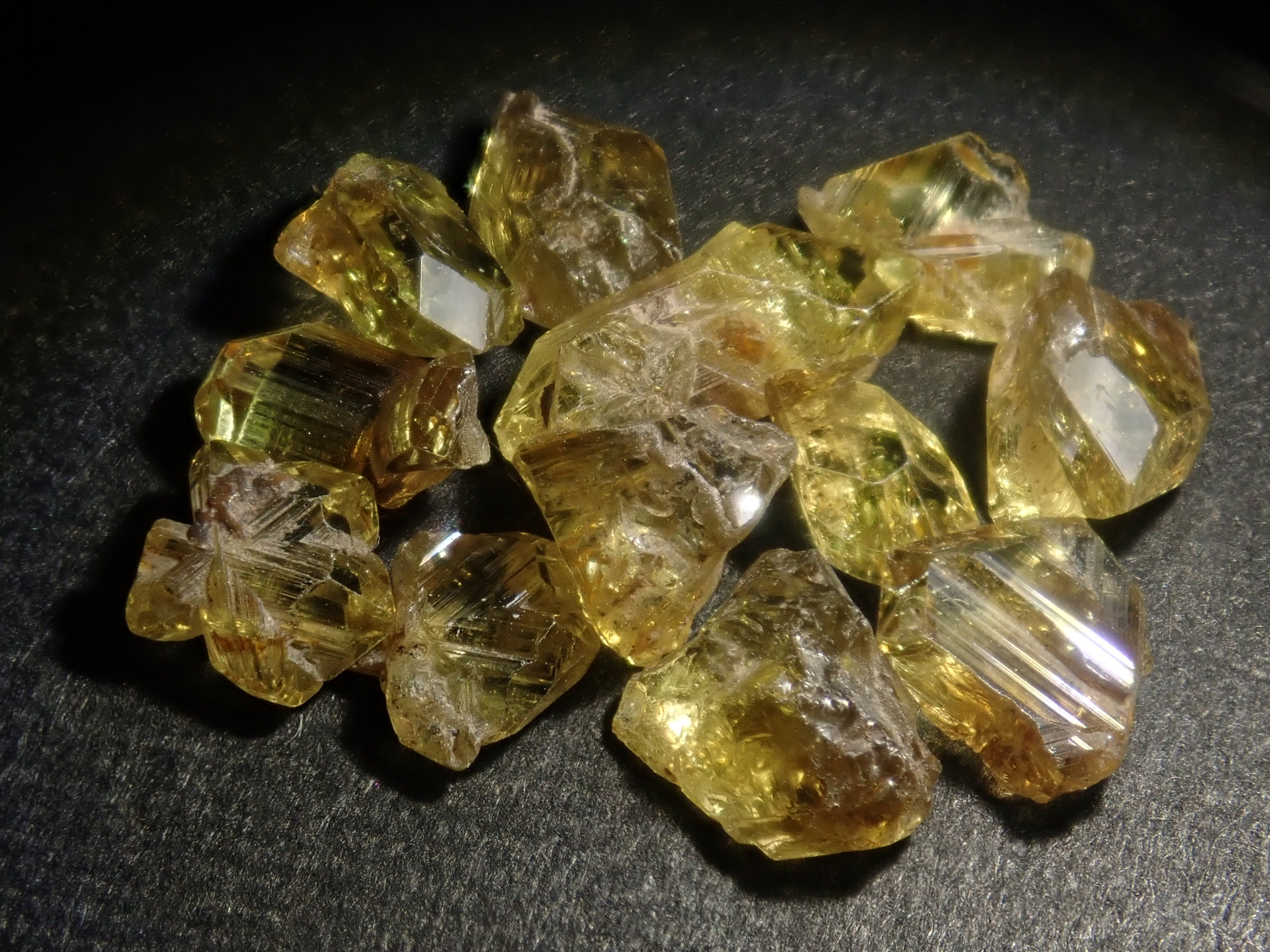 [Sales Start: May 5th, 10 PM JST] Limited 12 Stones - Alexandrite Gacha with Alexandrites from Different Origins, including Russian Alexandrite (normally 69,800 JPY), plus a bonus Sri Lankan Chrysoberyl crystal. Multiple purchase discount available.