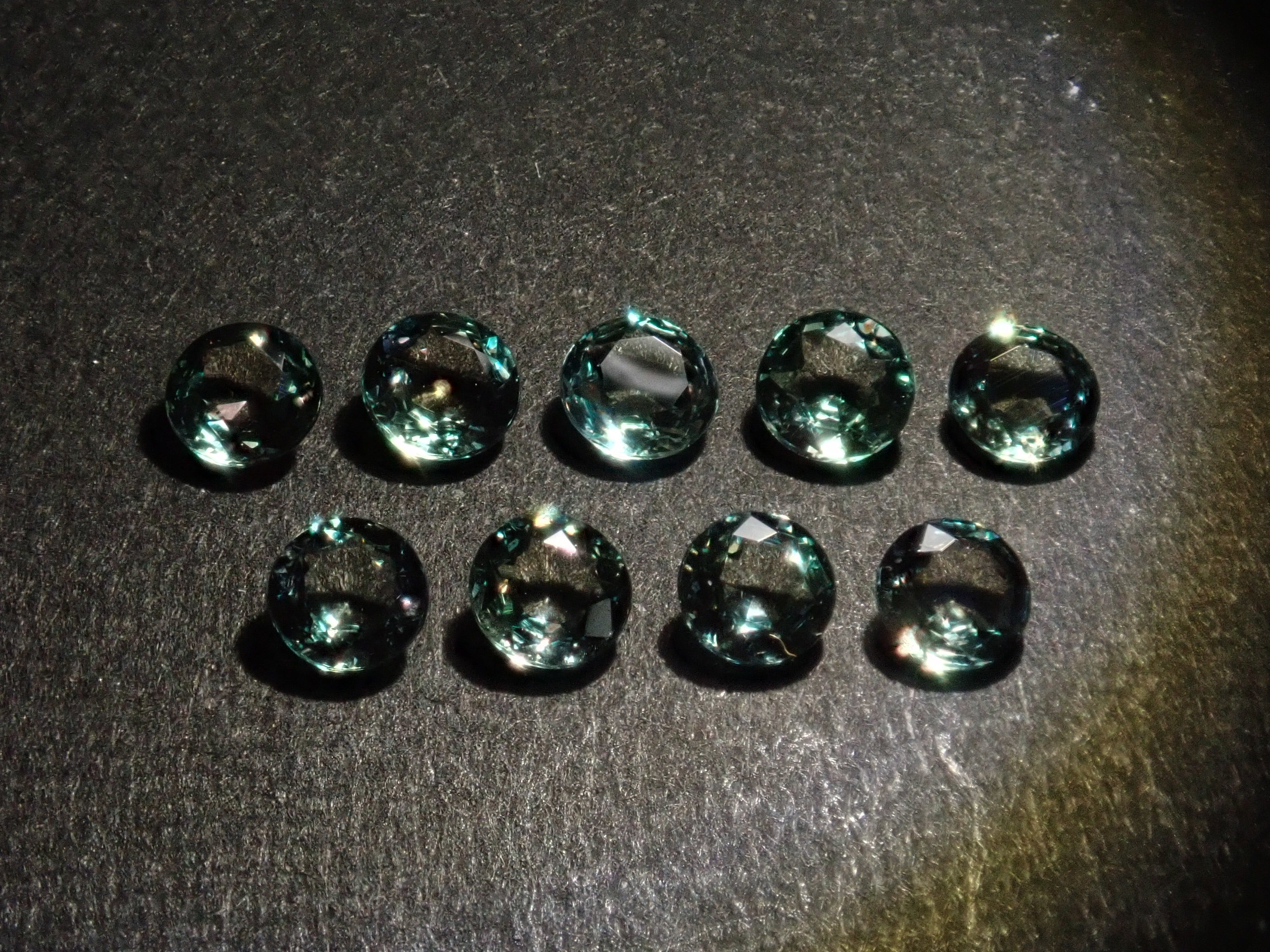 《限定9石》ブラジル産アレキサンドライト1石ルース（ローズカット,3mm/平均0.105ct）《複数購入割引有》