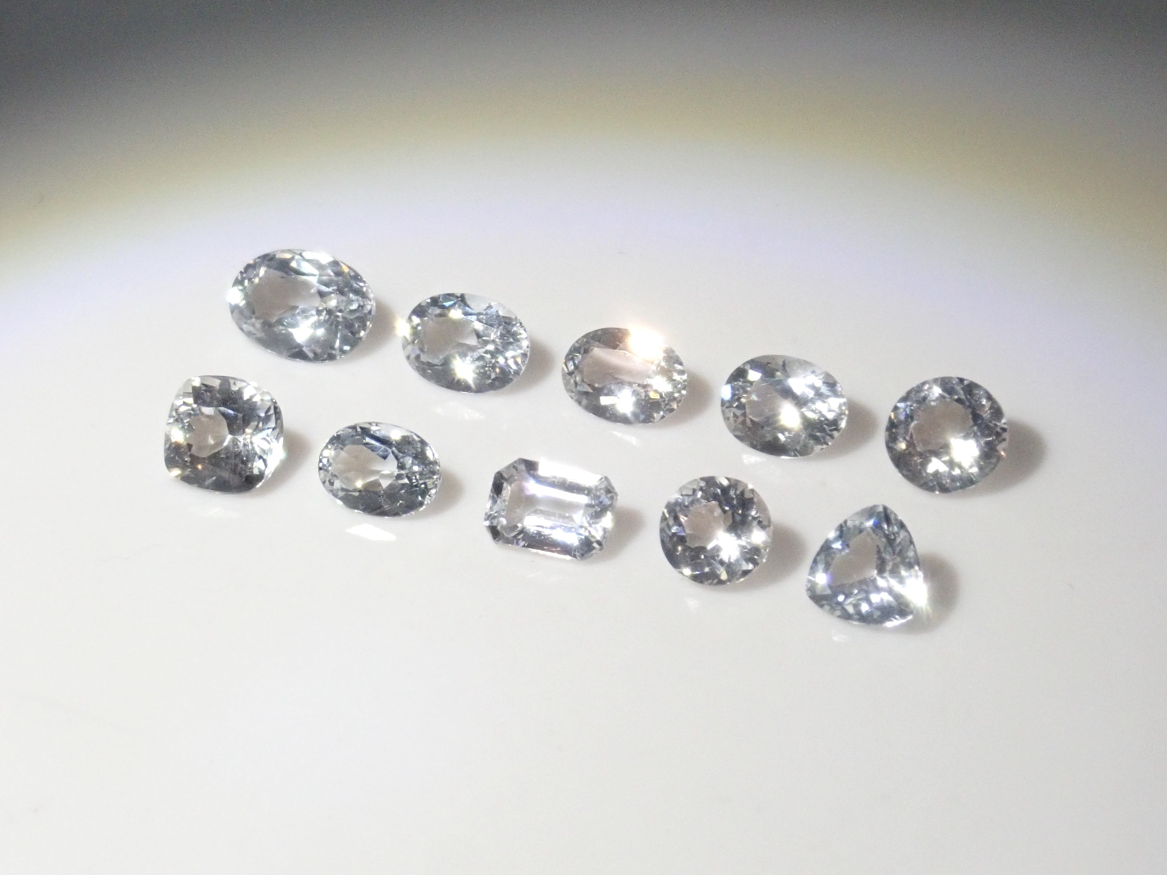 [On sale at 10pm on 10/19] {Limited to 10 stones} 1 colorless apatite loose stone from Madagascar (all stones come with identification certificate, average 0.35ct) {Multiple purchase discounts available}