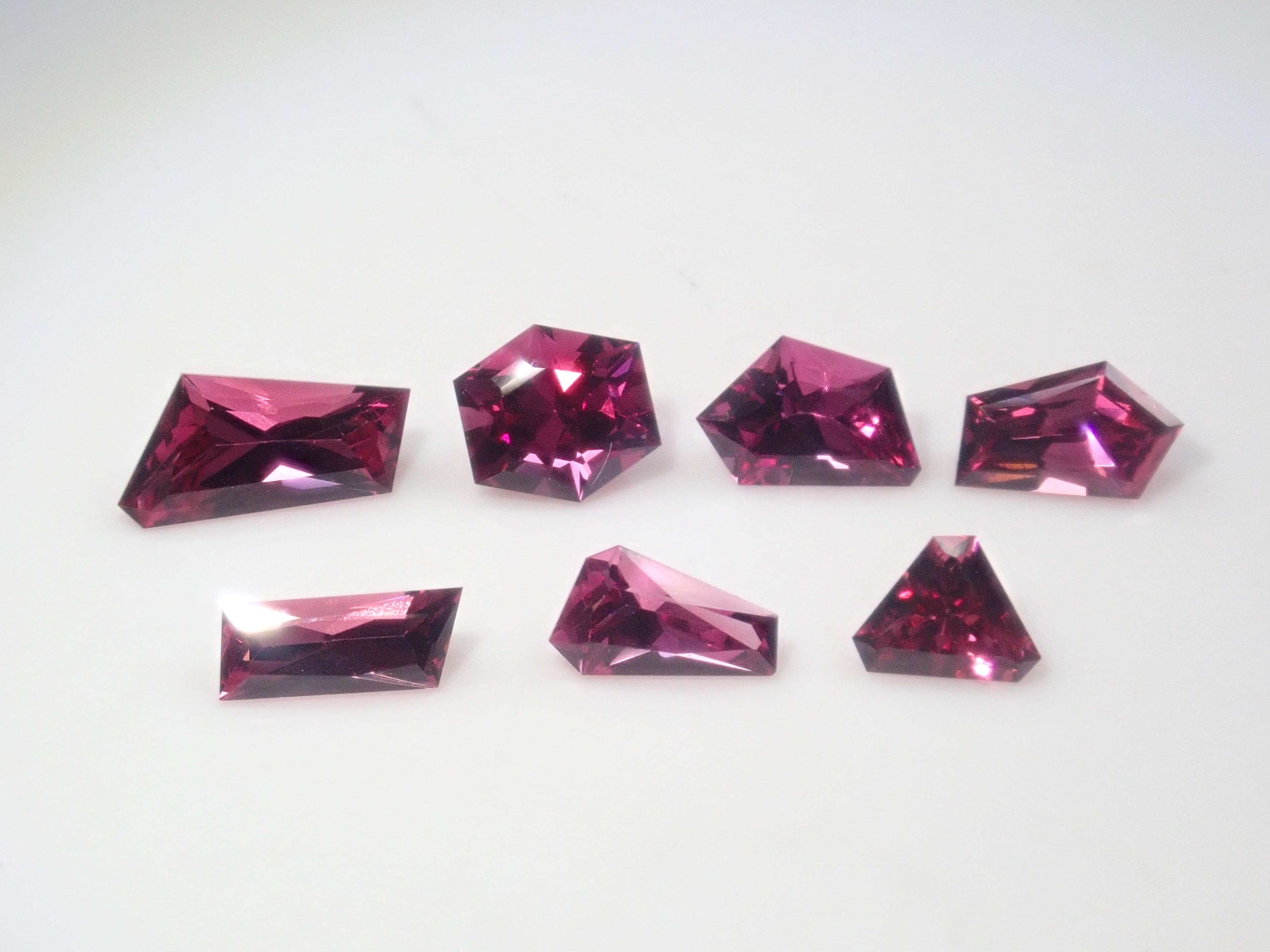 [On sale from 10pm on 3/8] [Limited to 7 stones] 1 loose rhodolite garnet from Tanzania (polished by American polisher KEN) [Multiple purchase discounts available]