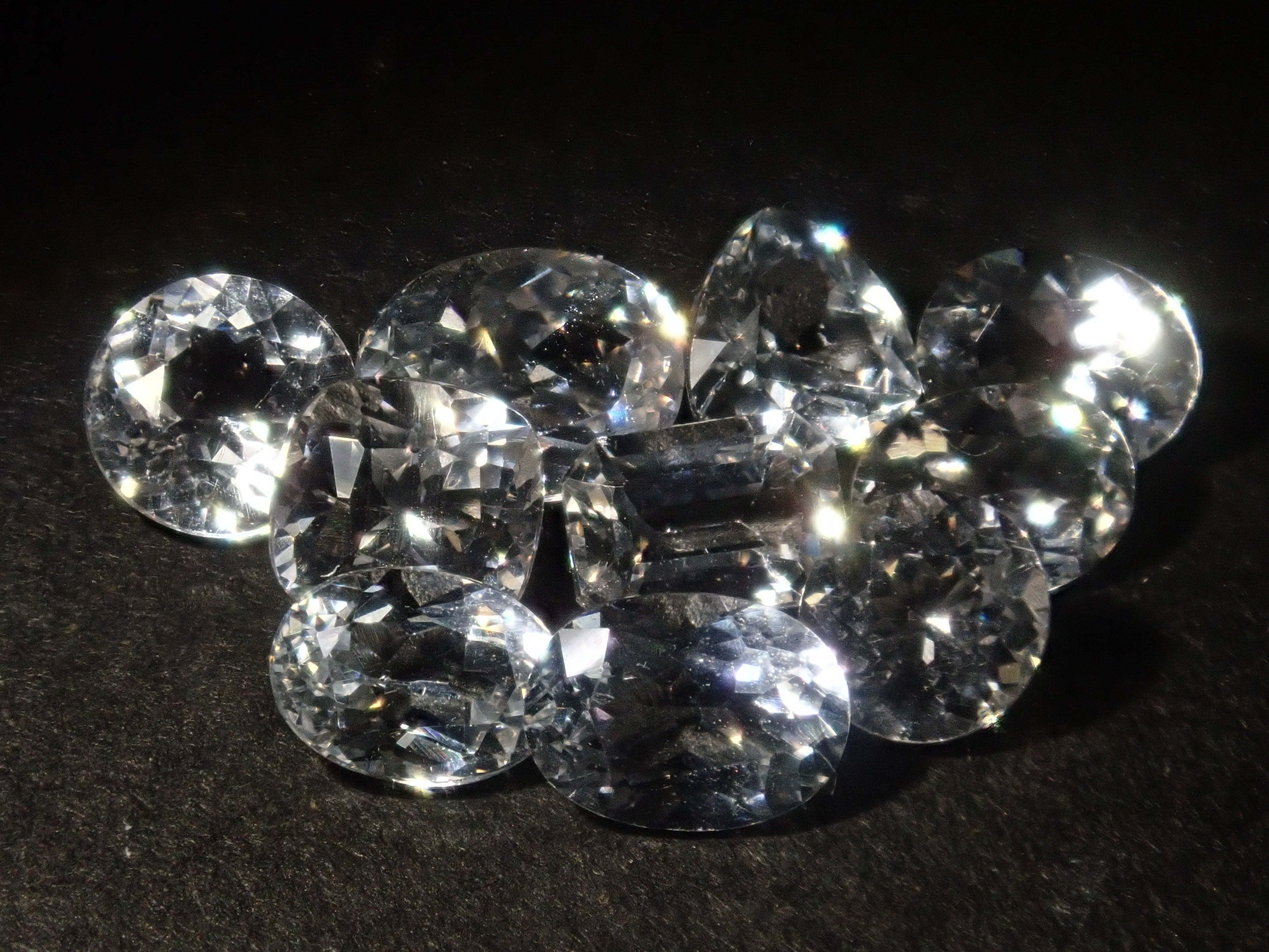 [On sale at 10pm on 10/19] {Limited to 10 stones} 1 colorless apatite loose stone from Madagascar (all stones come with identification certificate, average 0.35ct) {Multiple purchase discounts available}