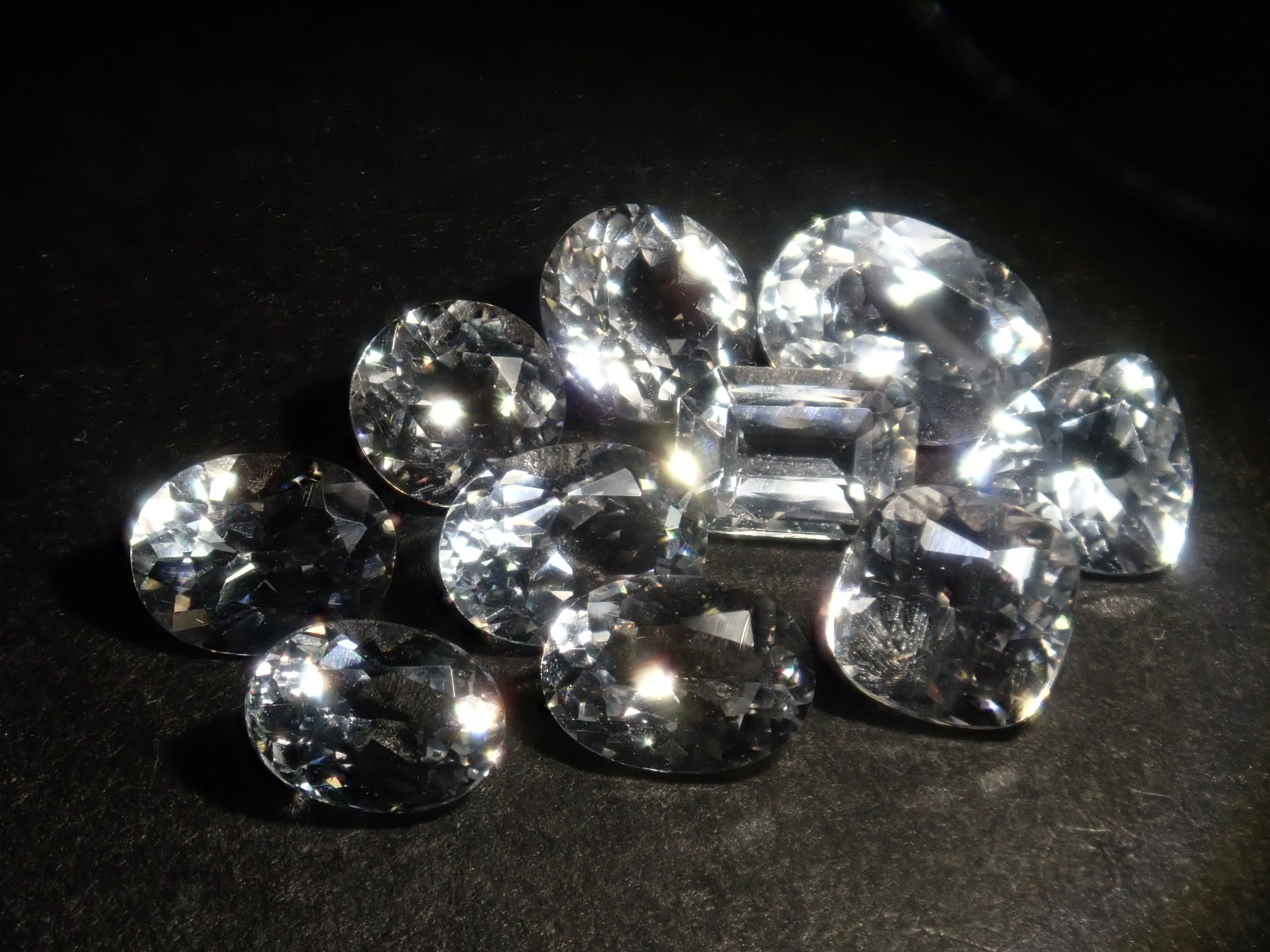 [On sale at 10pm on 10/19] {Limited to 10 stones} 1 colorless apatite loose stone from Madagascar (all stones come with identification certificate, average 0.35ct) {Multiple purchase discounts available}