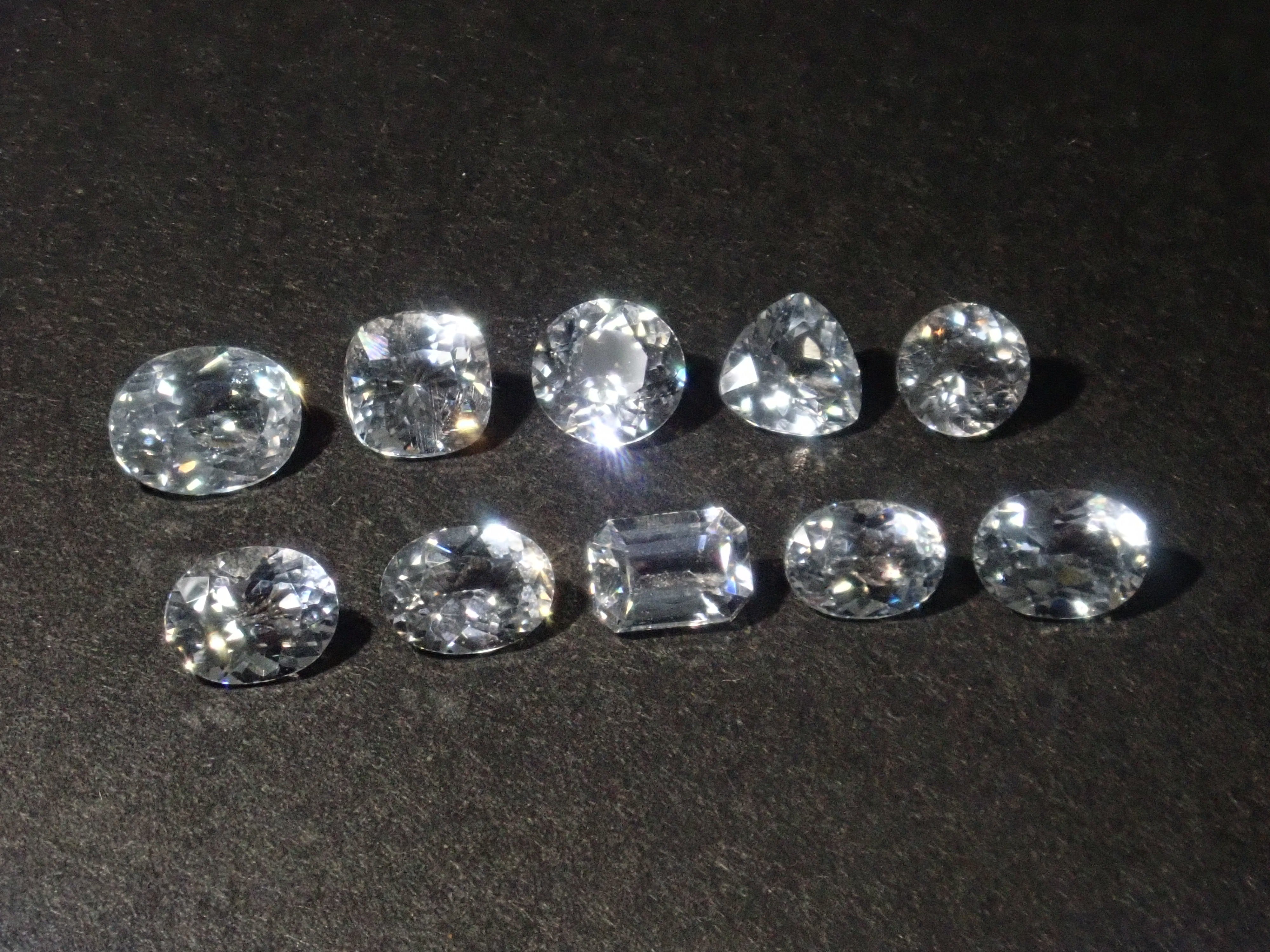 [On sale at 10pm on 10/19] {Limited to 10 stones} 1 colorless apatite loose stone from Madagascar (all stones come with identification certificate, average 0.35ct) {Multiple purchase discounts available}