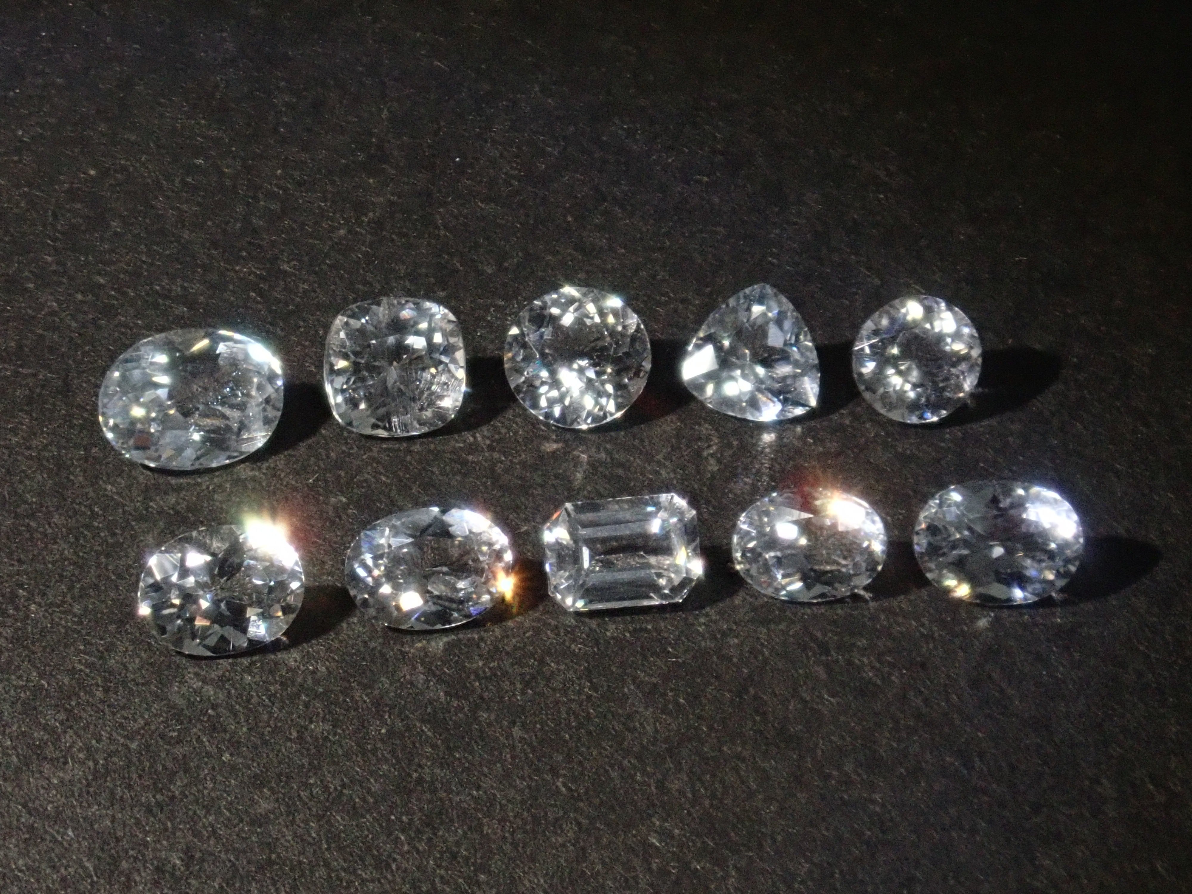 [On sale at 10pm on 10/19] {Limited to 10 stones} 1 colorless apatite loose stone from Madagascar (all stones come with identification certificate, average 0.35ct) {Multiple purchase discounts available}