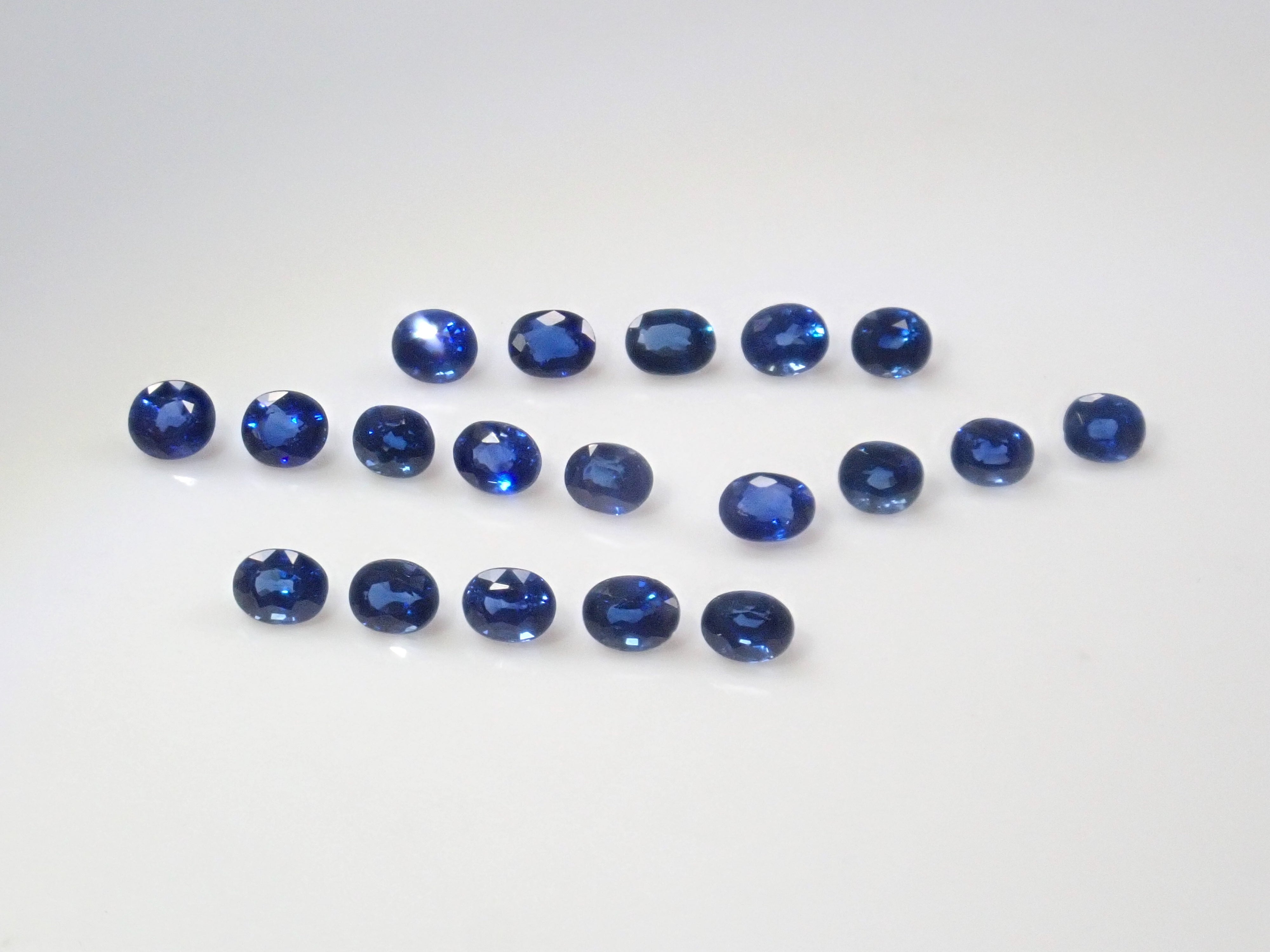 [On sale from 10pm on November 3rd] {Limited to 19 stones} Blue sapphire from Madagascar (medium blue, oval cut) {Multiple purchase discounts available}