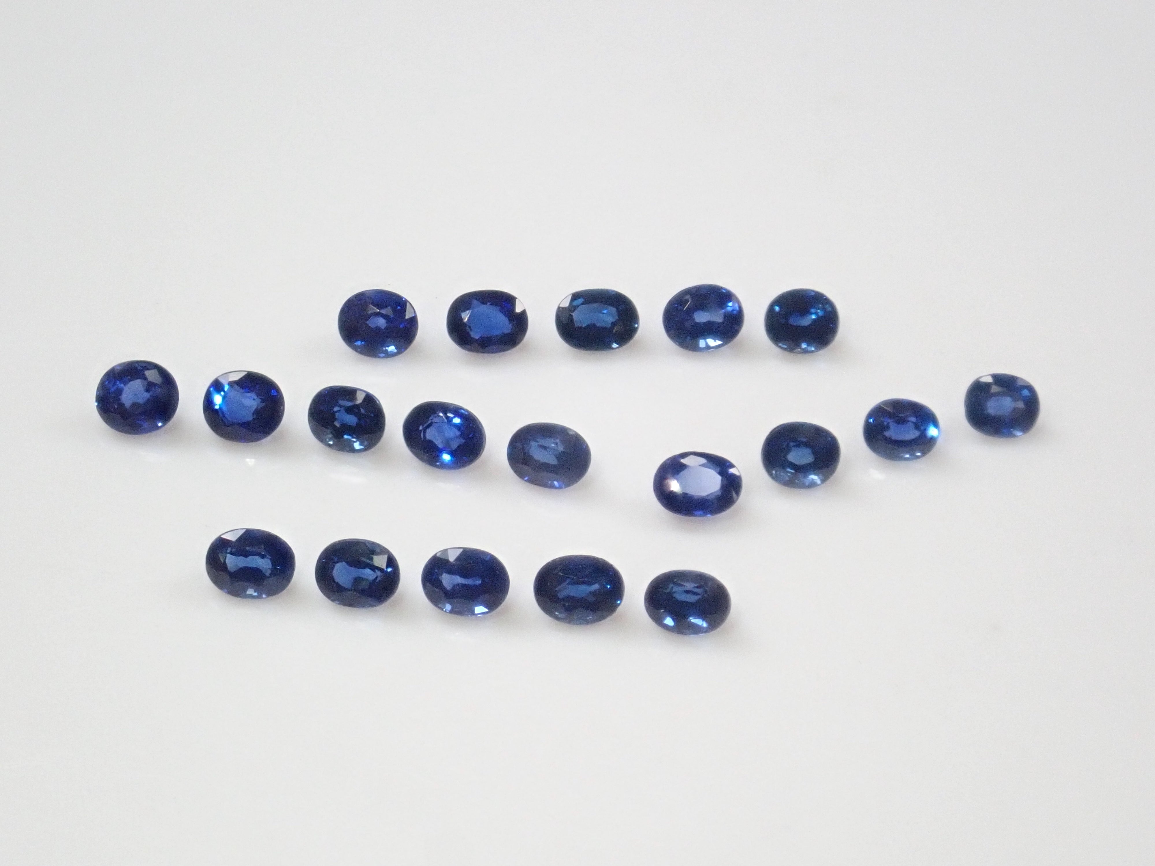 [On sale from 10pm on November 3rd] {Limited to 19 stones} Blue sapphire from Madagascar (medium blue, oval cut) {Multiple purchase discounts available}