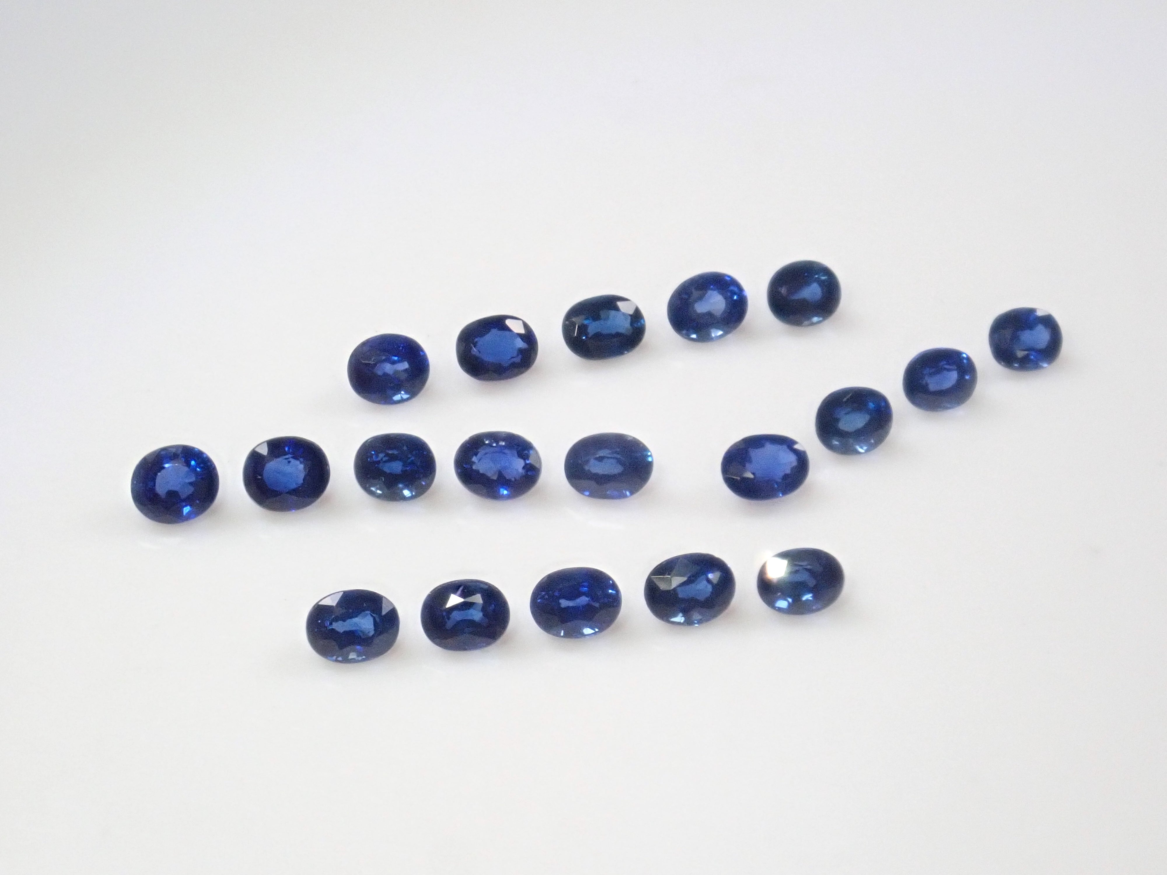 [On sale from 10pm on November 3rd] {Limited to 19 stones} Blue sapphire from Madagascar (medium blue, oval cut) {Multiple purchase discounts available}