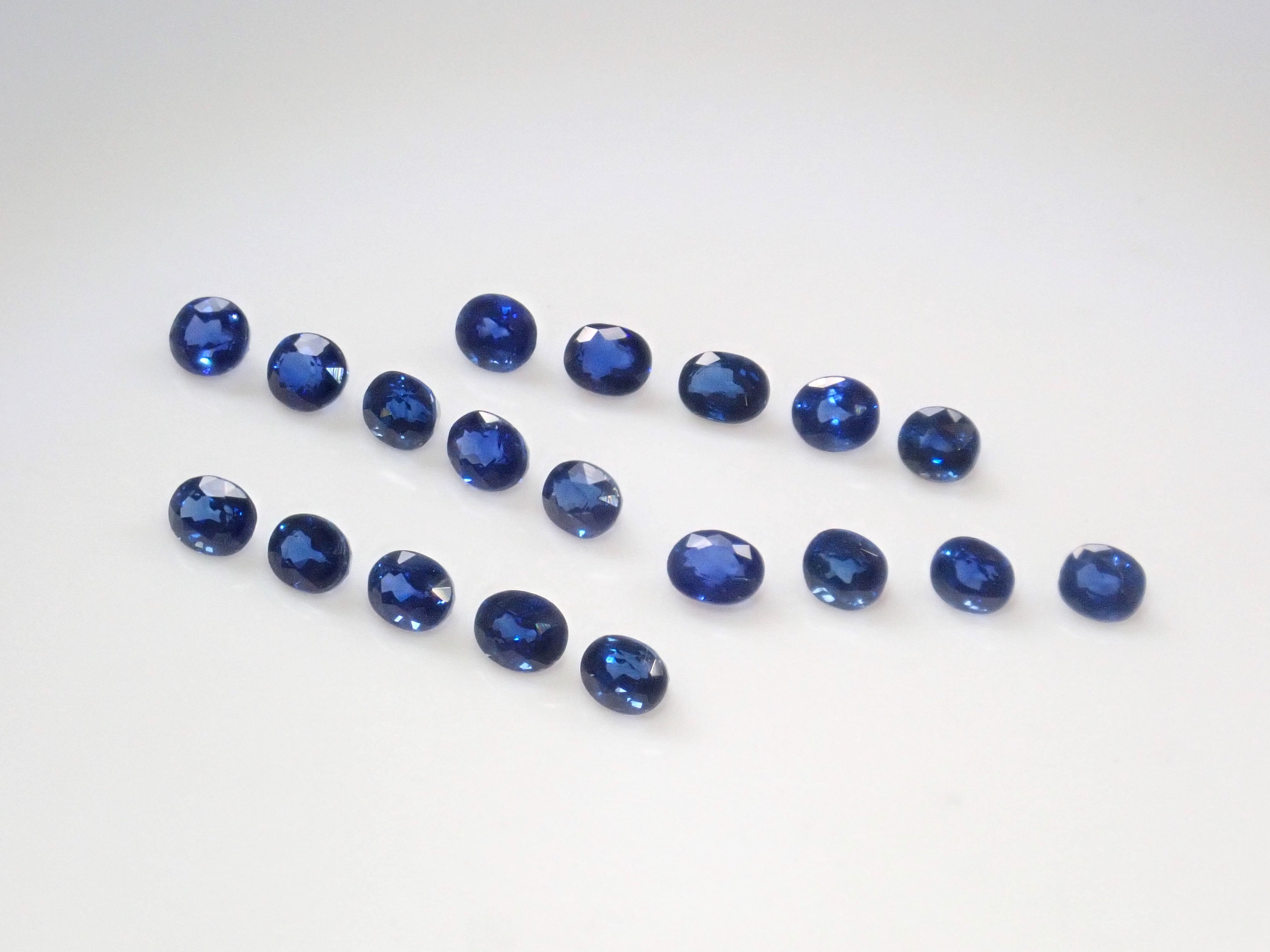 [On sale from 10pm on November 3rd] {Limited to 19 stones} Blue sapphire from Madagascar (medium blue, oval cut) {Multiple purchase discounts available}