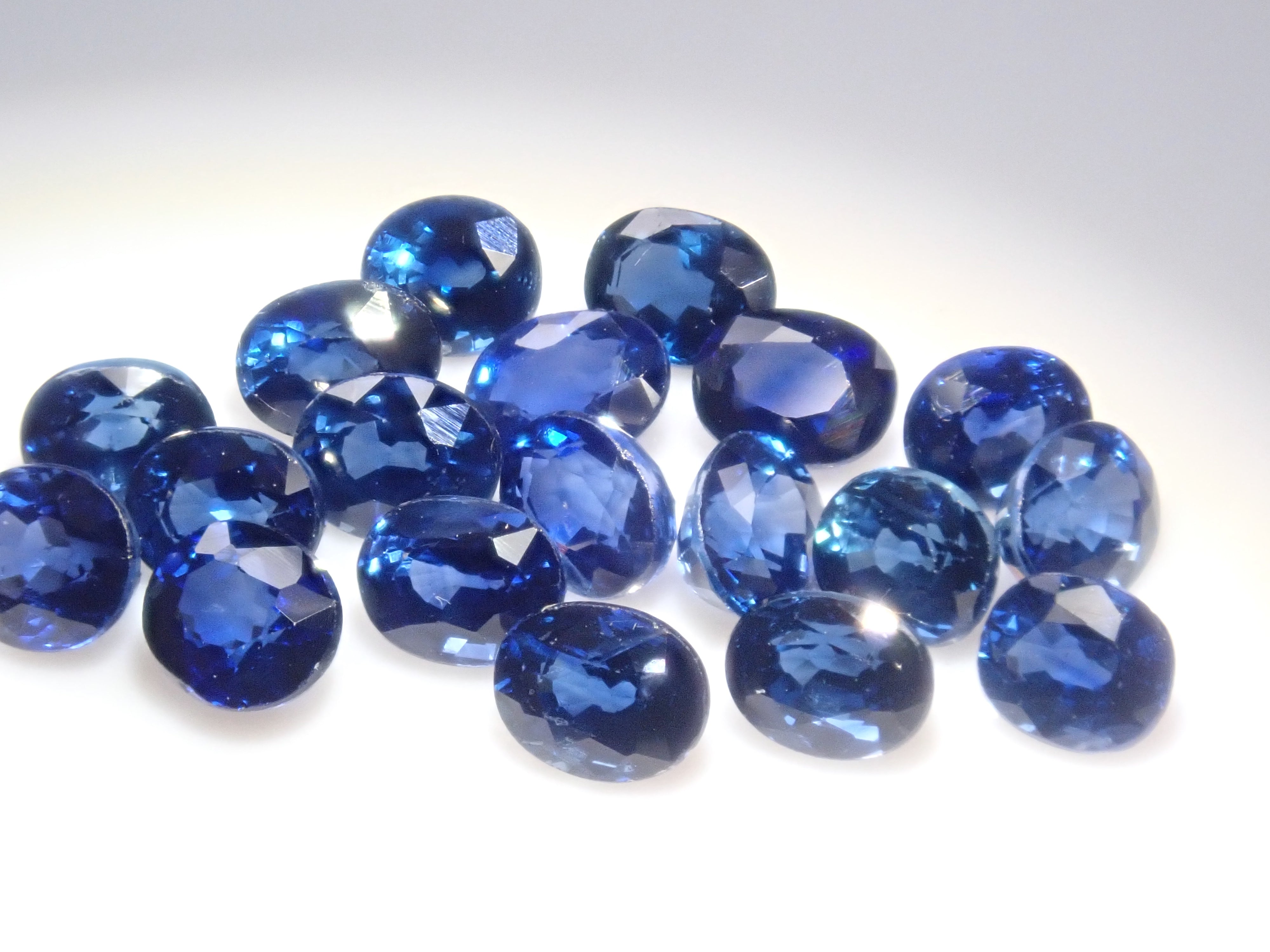 [On sale from 10pm on November 3rd] {Limited to 19 stones} Blue sapphire from Madagascar (medium blue, oval cut) {Multiple purchase discounts available}