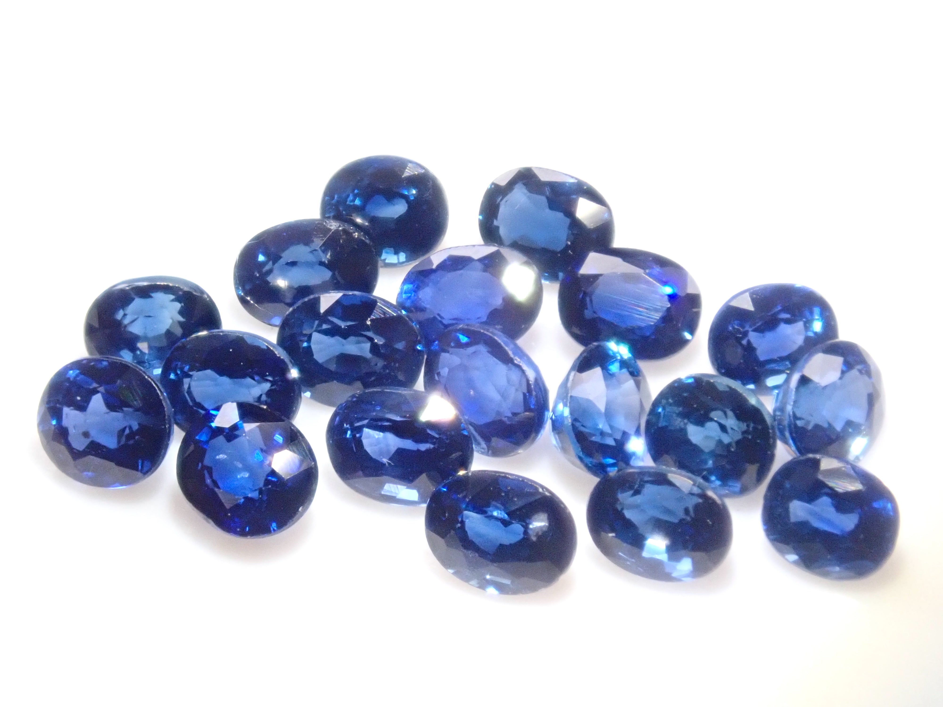 [On sale from 10pm on November 3rd] {Limited to 19 stones} Blue sapphire from Madagascar (medium blue, oval cut) {Multiple purchase discounts available}