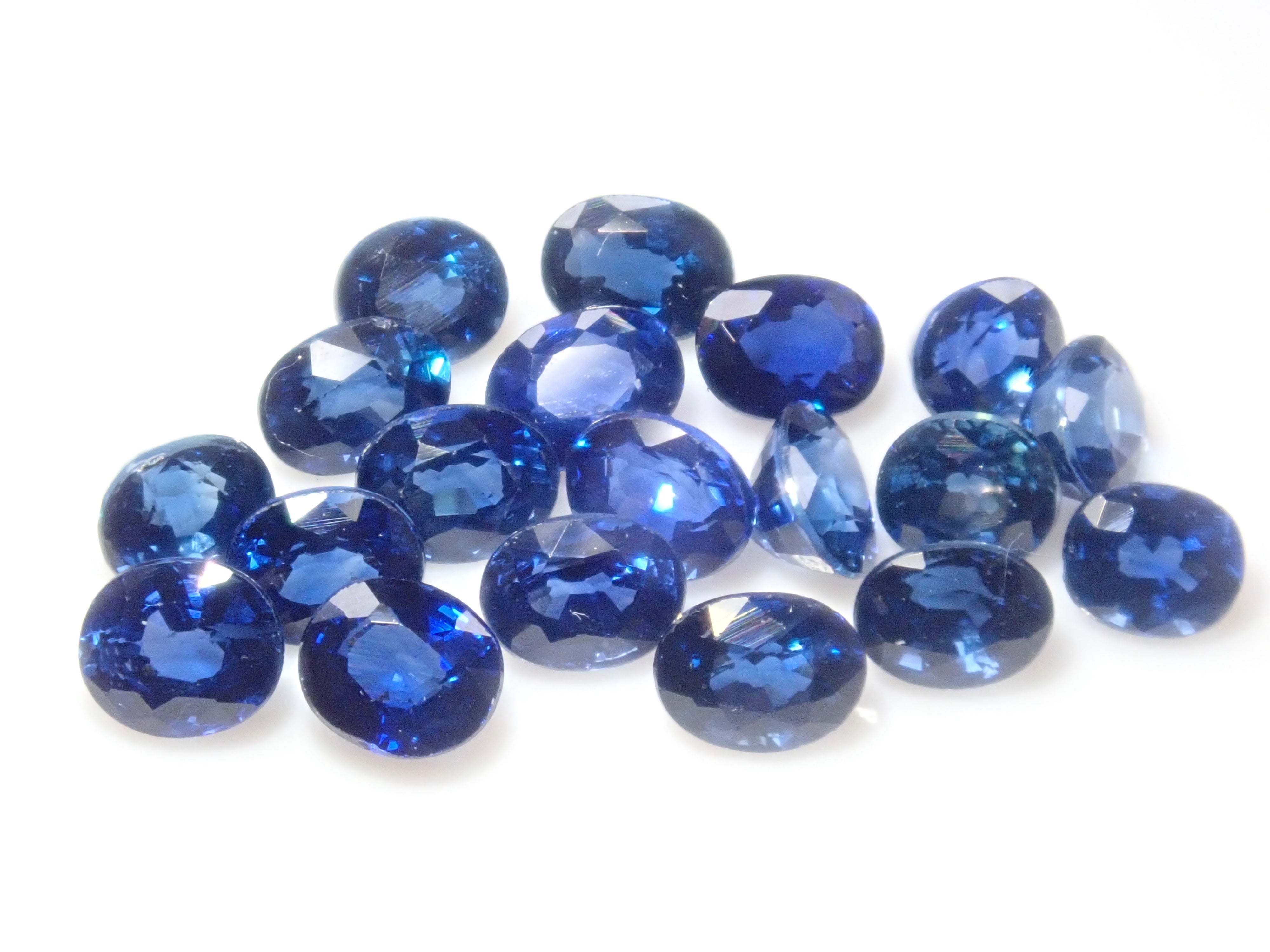 [On sale from 10pm on November 3rd] {Limited to 19 stones} Blue sapphire from Madagascar (medium blue, oval cut) {Multiple purchase discounts available}