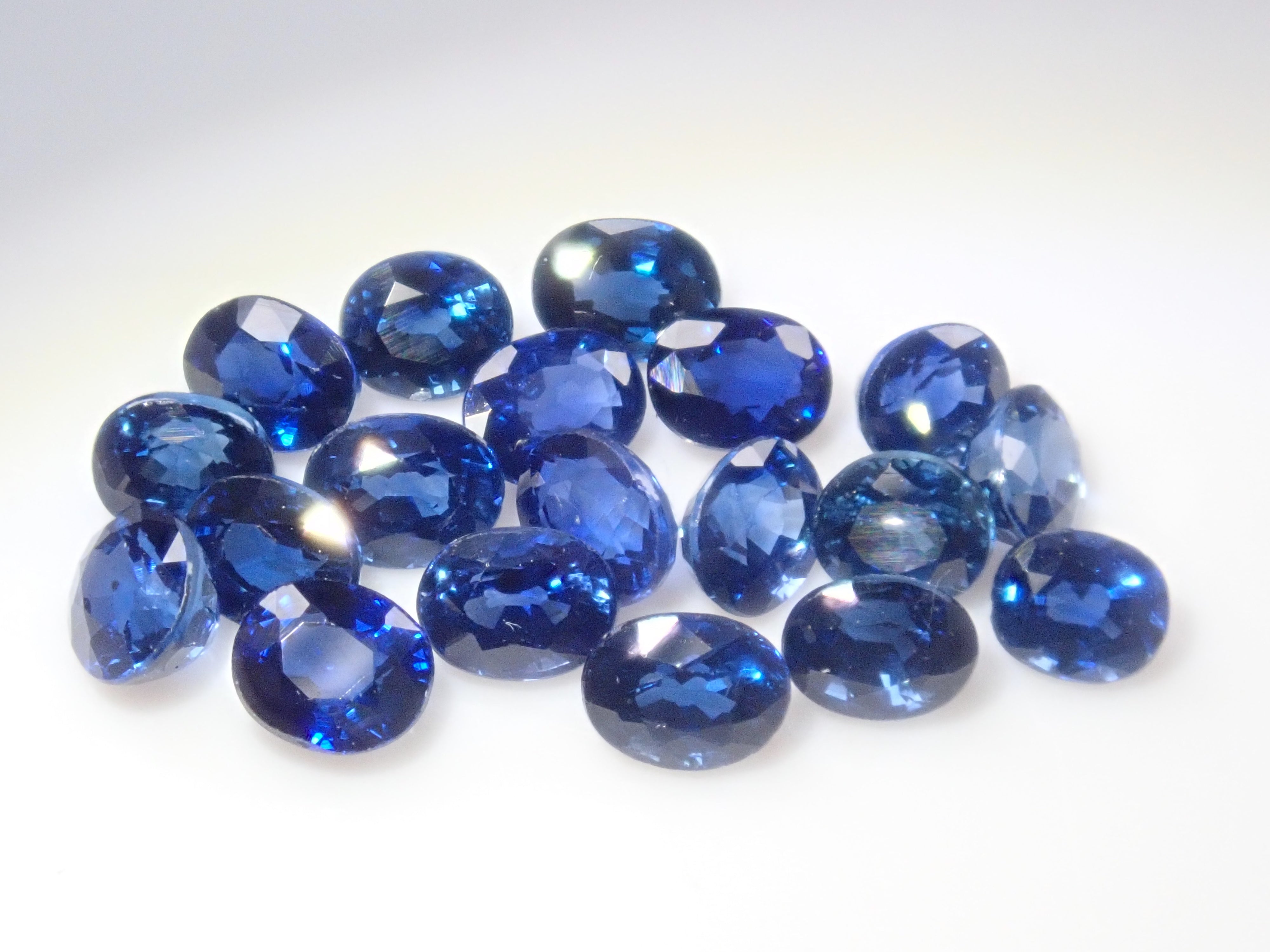 [On sale from 10pm on November 3rd] {Limited to 19 stones} Blue sapphire from Madagascar (medium blue, oval cut) {Multiple purchase discounts available}