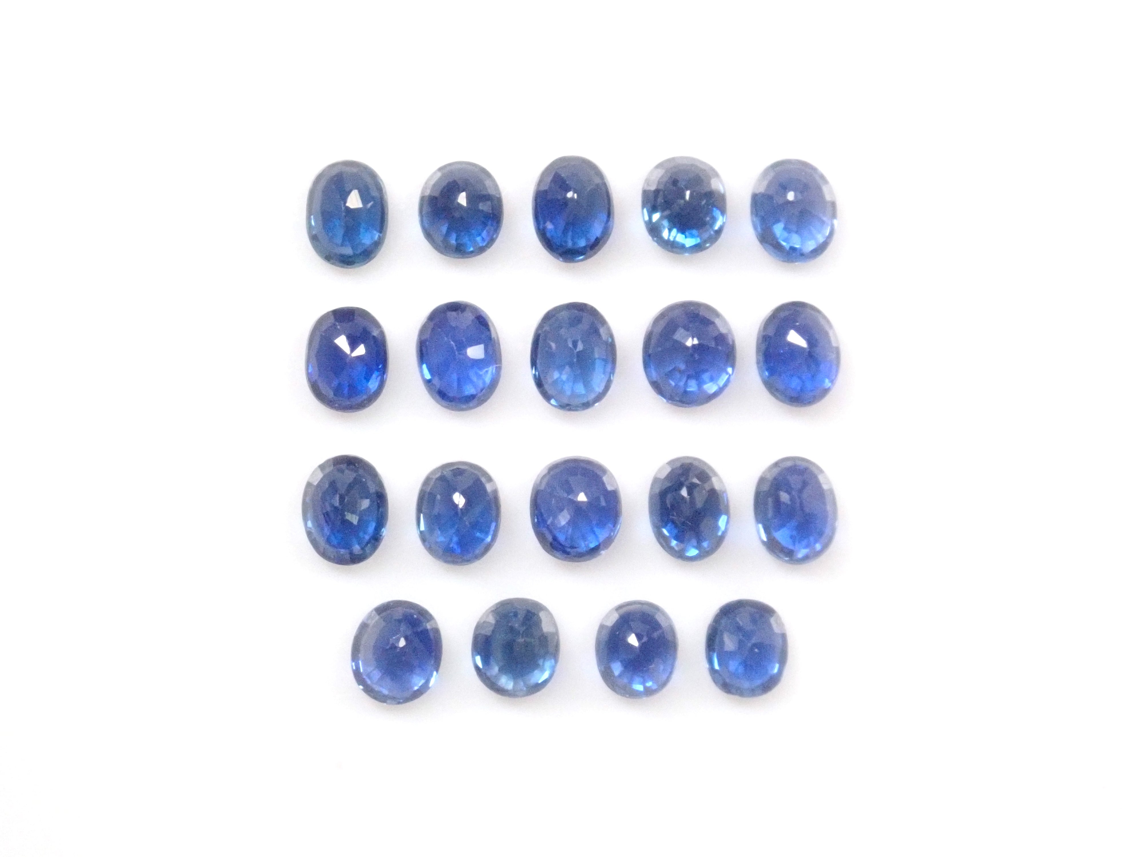 [On sale from 10pm on November 3rd] {Limited to 19 stones} Blue sapphire from Madagascar (medium blue, oval cut) {Multiple purchase discounts available}