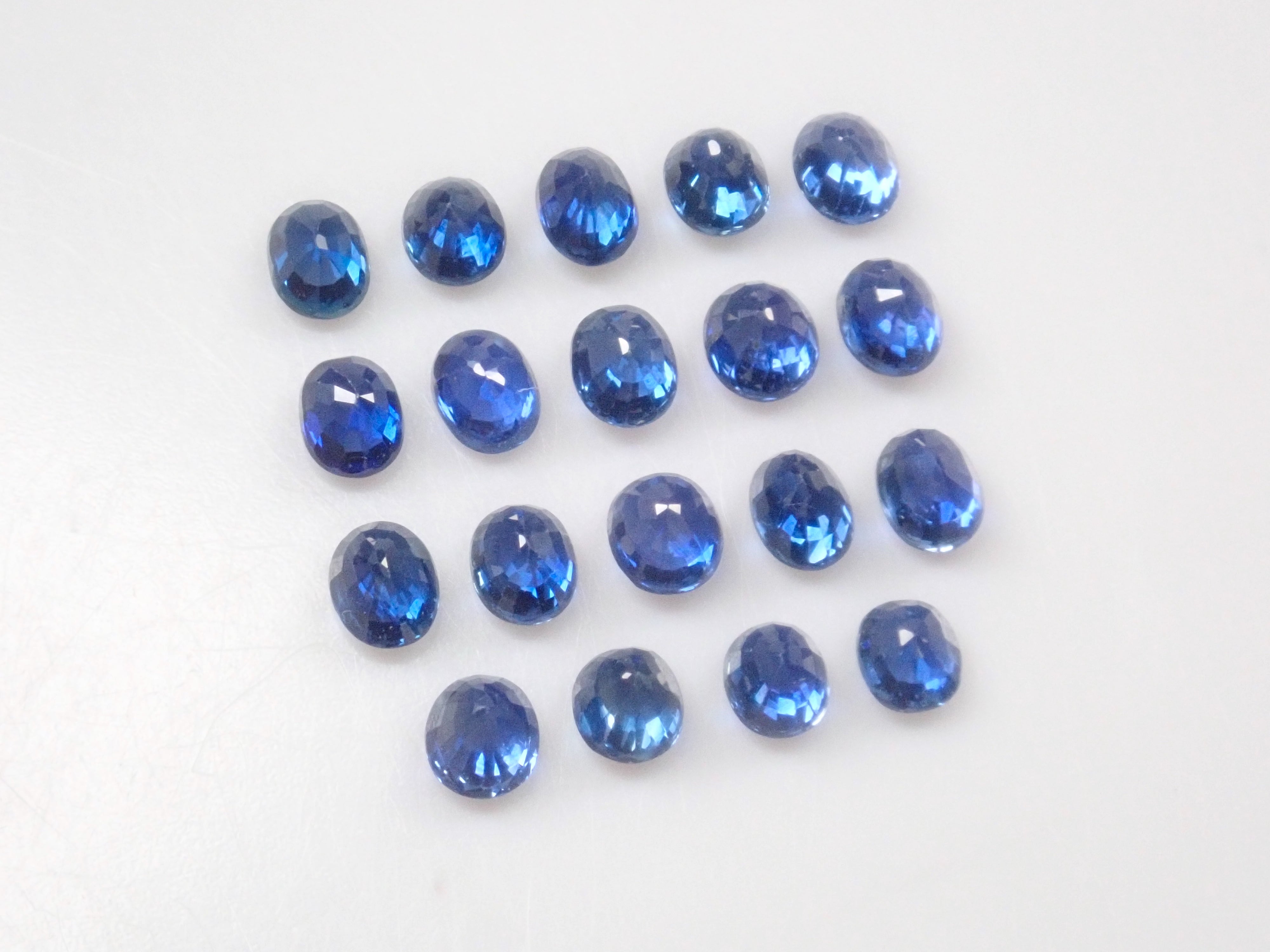 [On sale from 10pm on November 3rd] {Limited to 19 stones} Blue sapphire from Madagascar (medium blue, oval cut) {Multiple purchase discounts available}