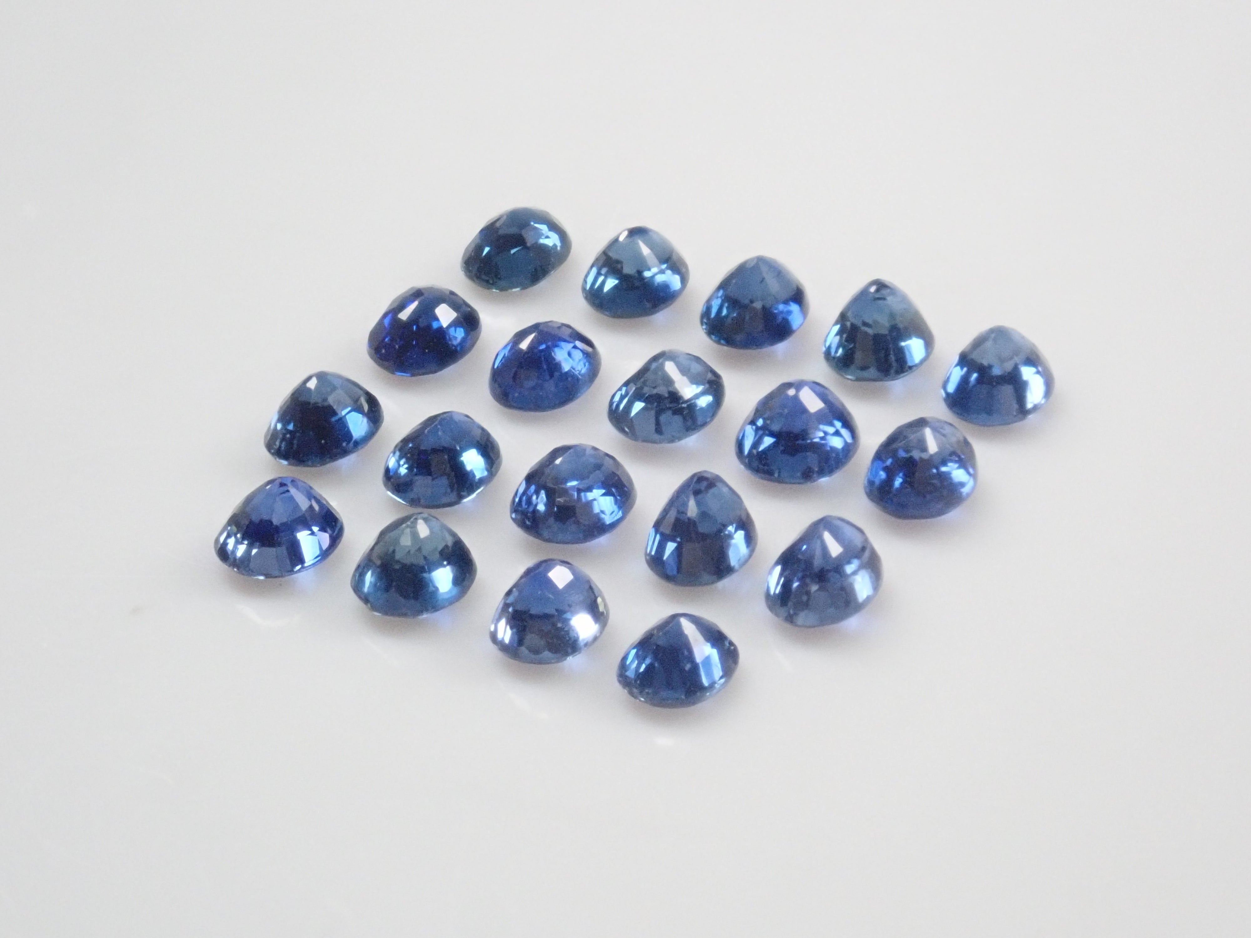 [On sale from 10pm on November 3rd] {Limited to 19 stones} Blue sapphire from Madagascar (medium blue, oval cut) {Multiple purchase discounts available}