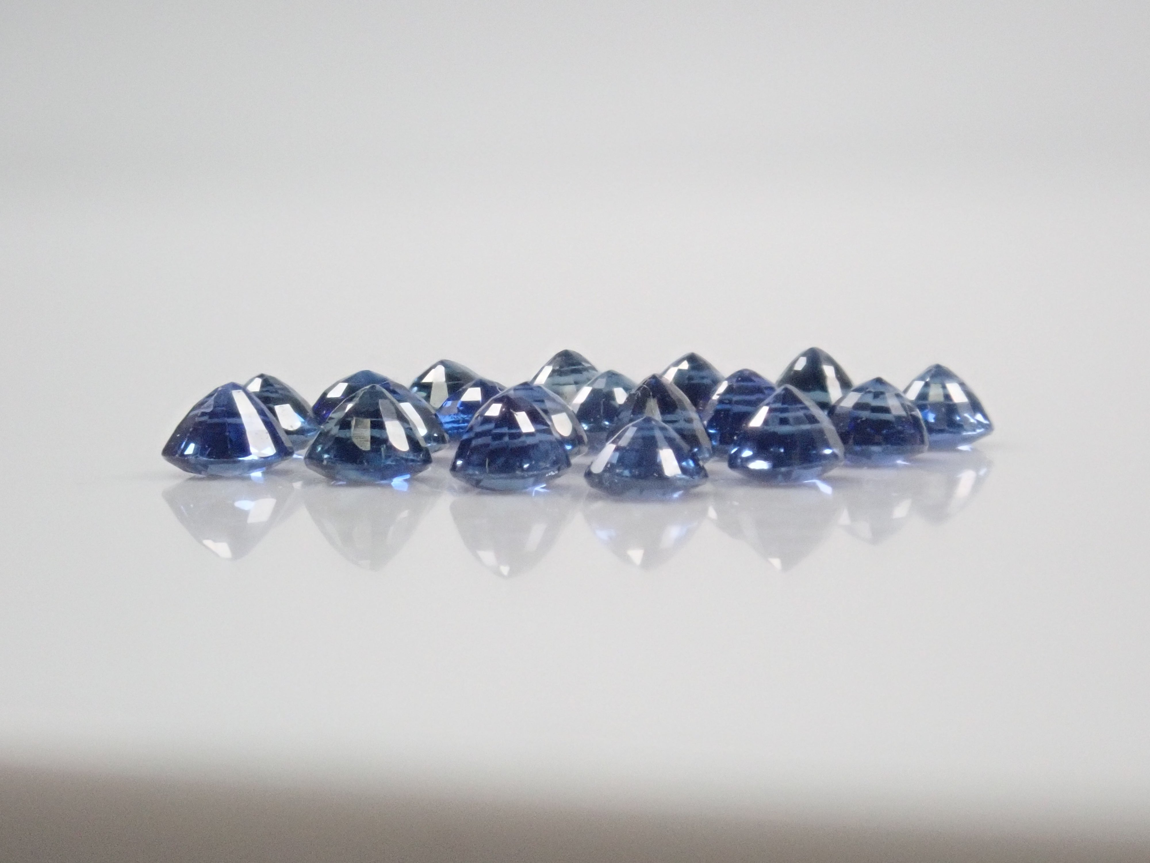 [On sale from 10pm on November 3rd] {Limited to 19 stones} Blue sapphire from Madagascar (medium blue, oval cut) {Multiple purchase discounts available}