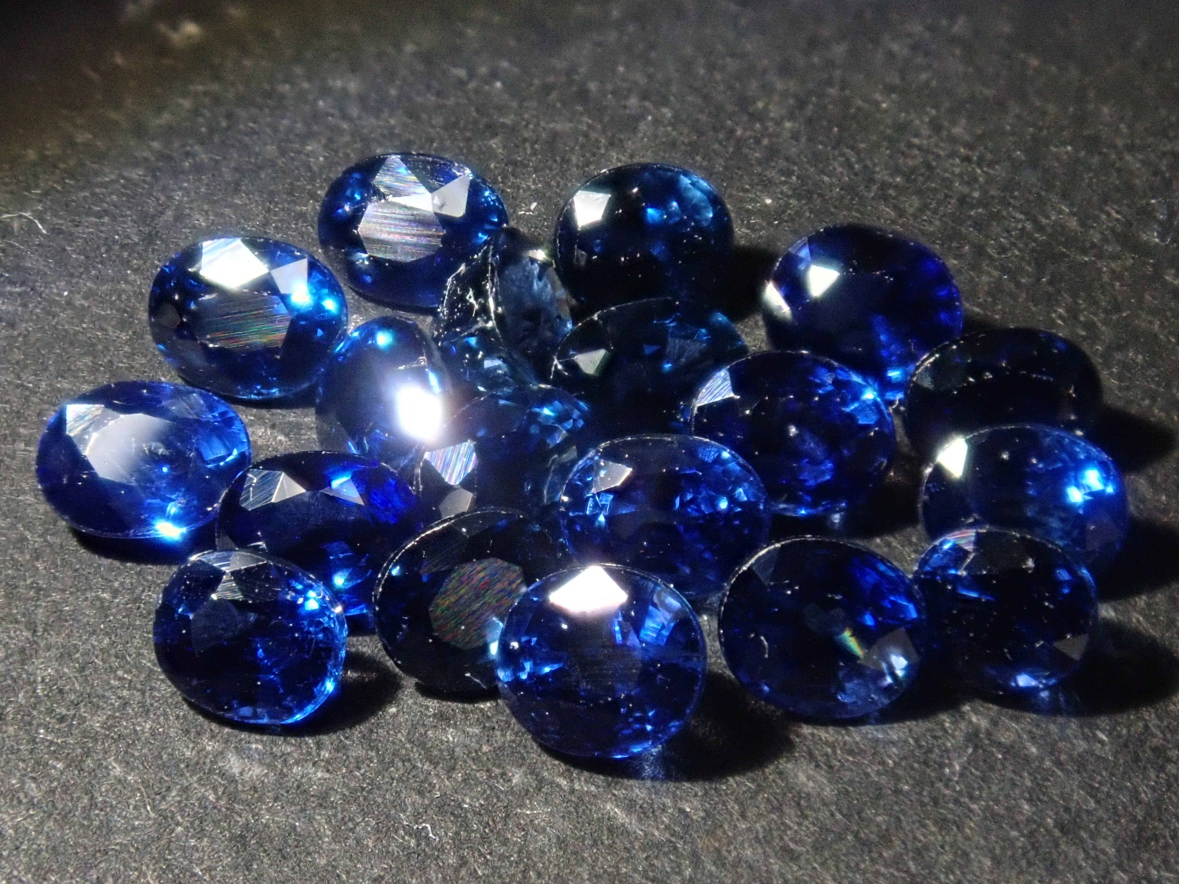 [On sale from 10pm on November 3rd] {Limited to 19 stones} Blue sapphire from Madagascar (medium blue, oval cut) {Multiple purchase discounts available}