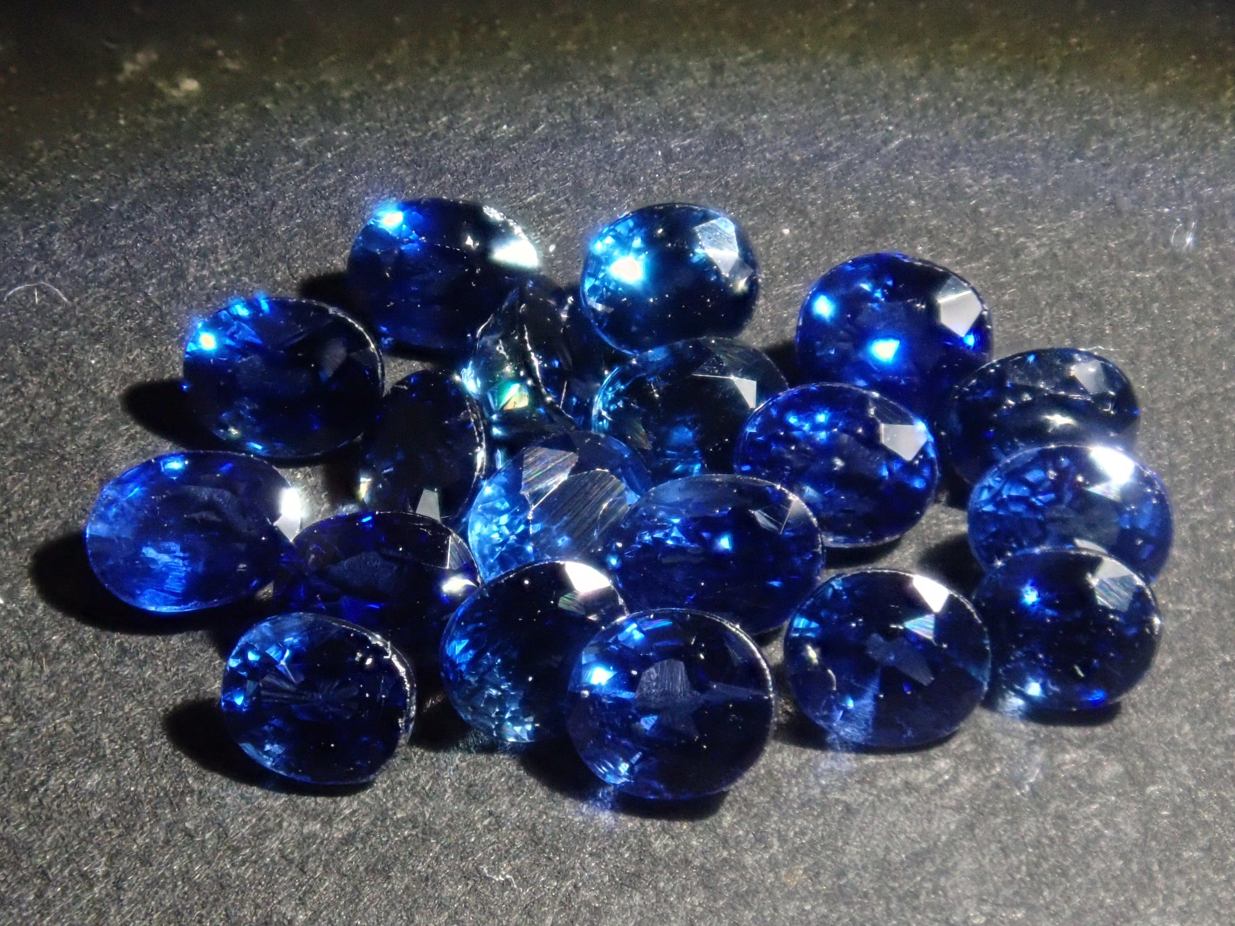 [On sale from 10pm on November 3rd] {Limited to 19 stones} Blue sapphire from Madagascar (medium blue, oval cut) {Multiple purchase discounts available}