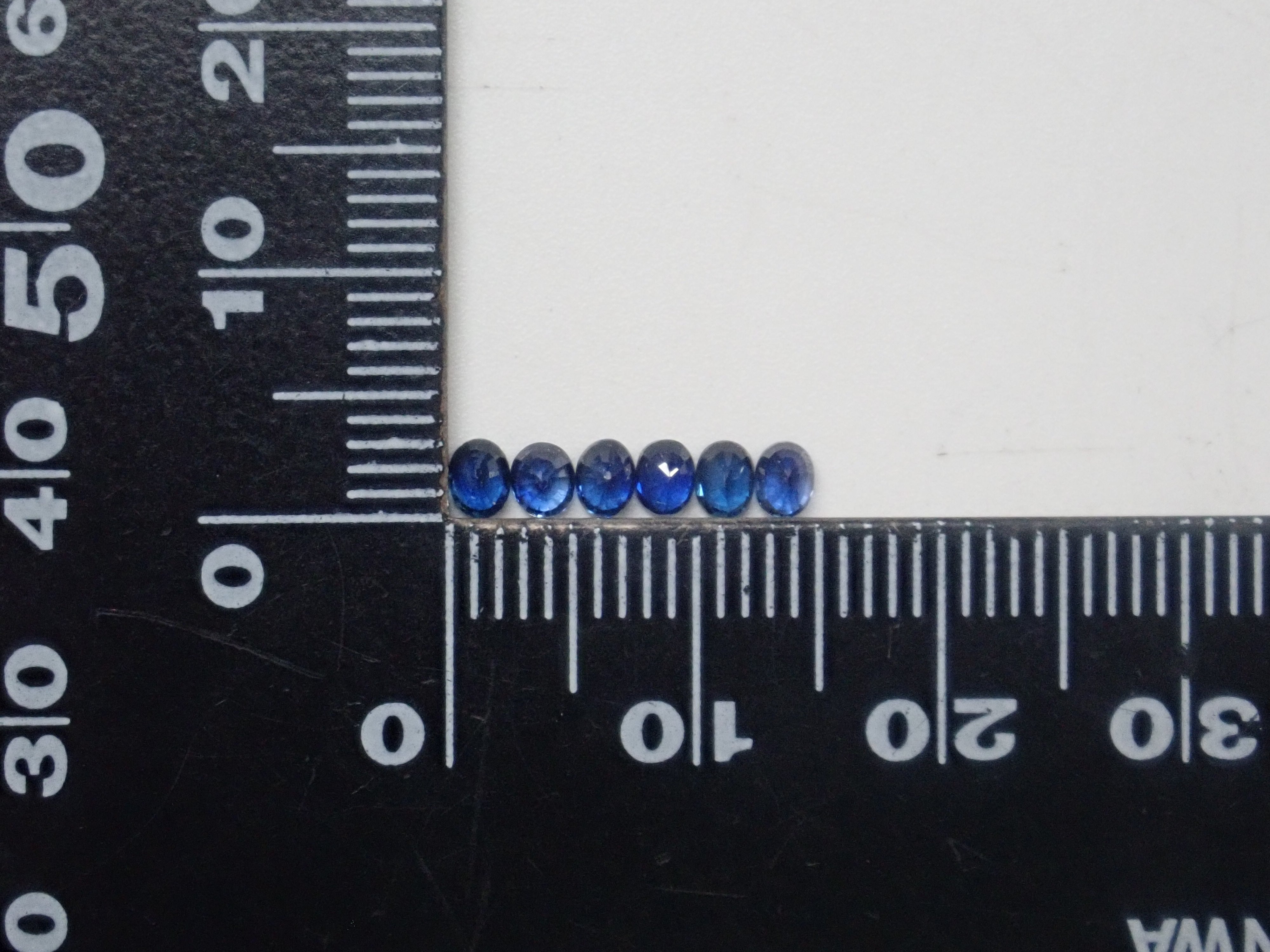 [On sale from 10pm on November 3rd] {Limited to 19 stones} Blue sapphire from Madagascar (medium blue, oval cut) {Multiple purchase discounts available}