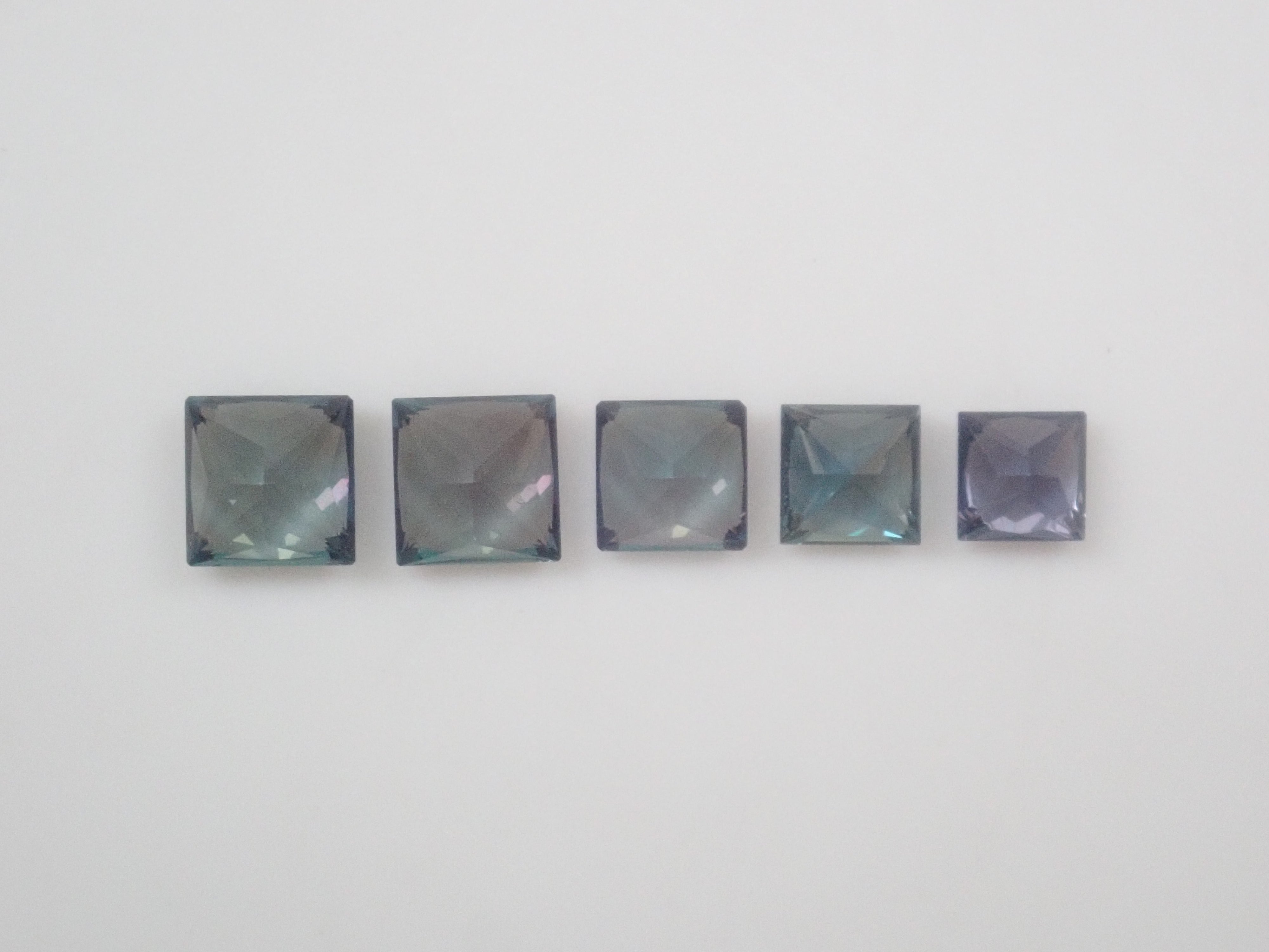 【2/23 22時販売】《限定5石》合成アレキサンドライトガチャ（プリンセスカット,3.5-4.5mm）《複数購入割引有》