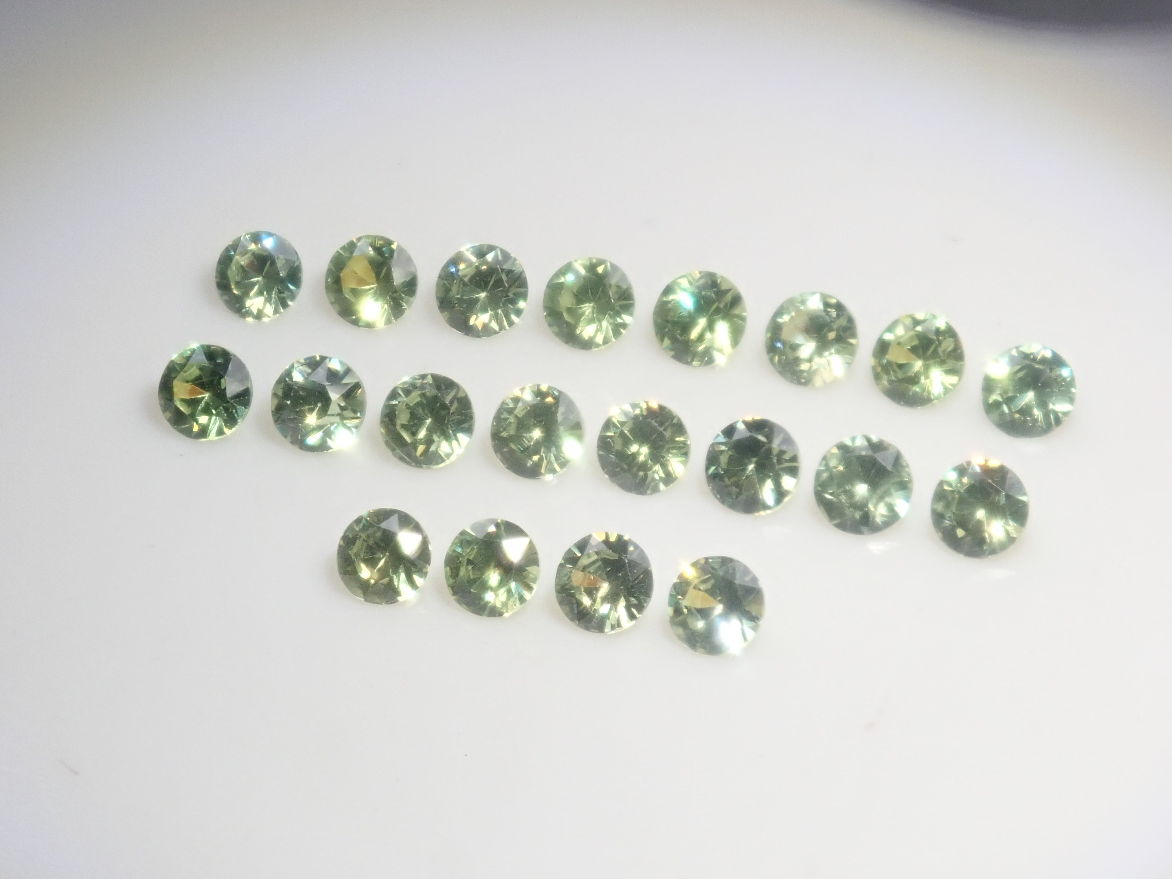 【9/20 22時販売】《限定20石》ロシア産デマントイドガーネット（ラウンドカット,2.0mm）1石ルース《複数購入割引有》