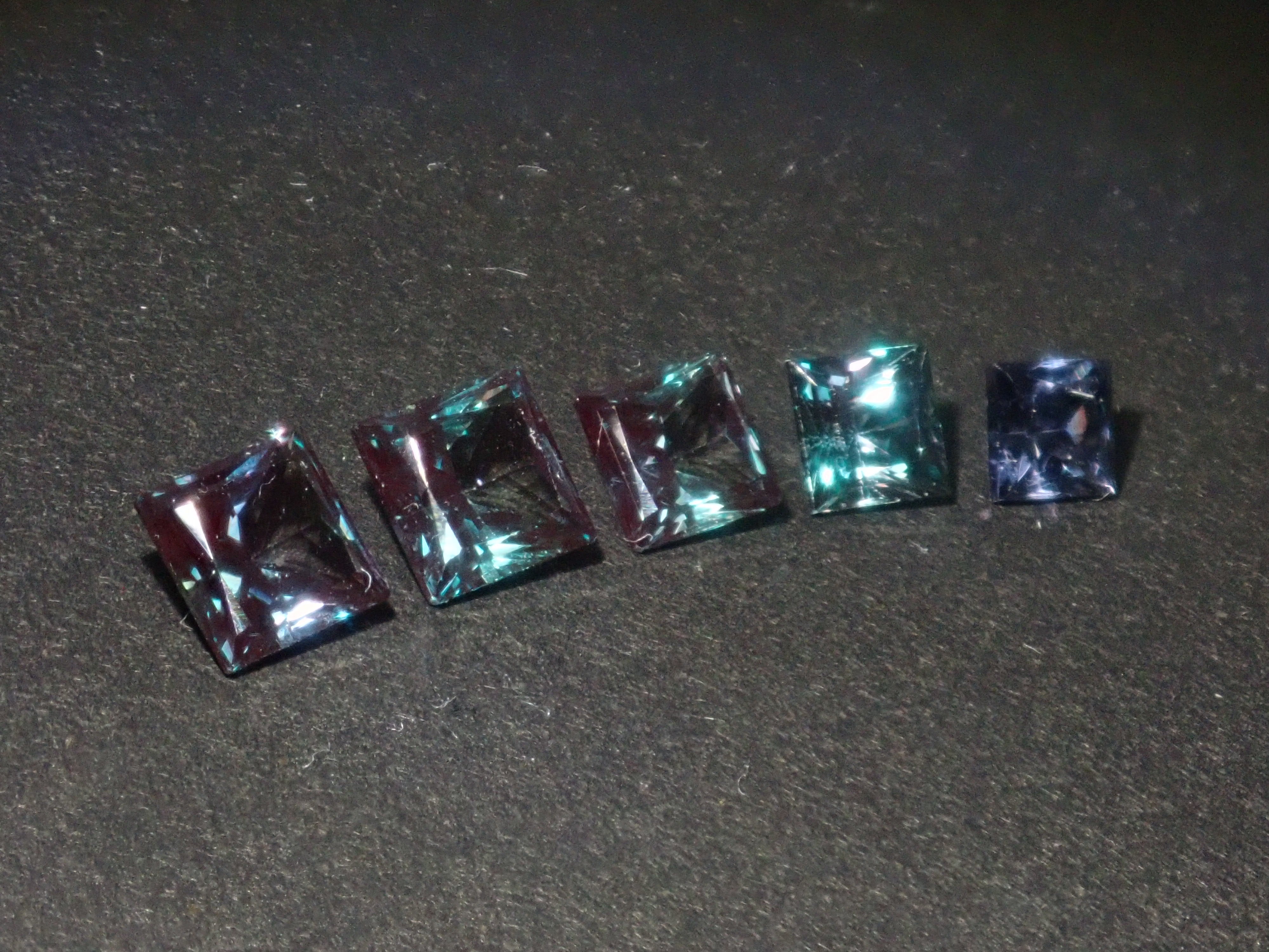 【2/23 22時販売】《限定5石》合成アレキサンドライトガチャ（プリンセスカット,3.5-4.5mm）《複数購入割引有》