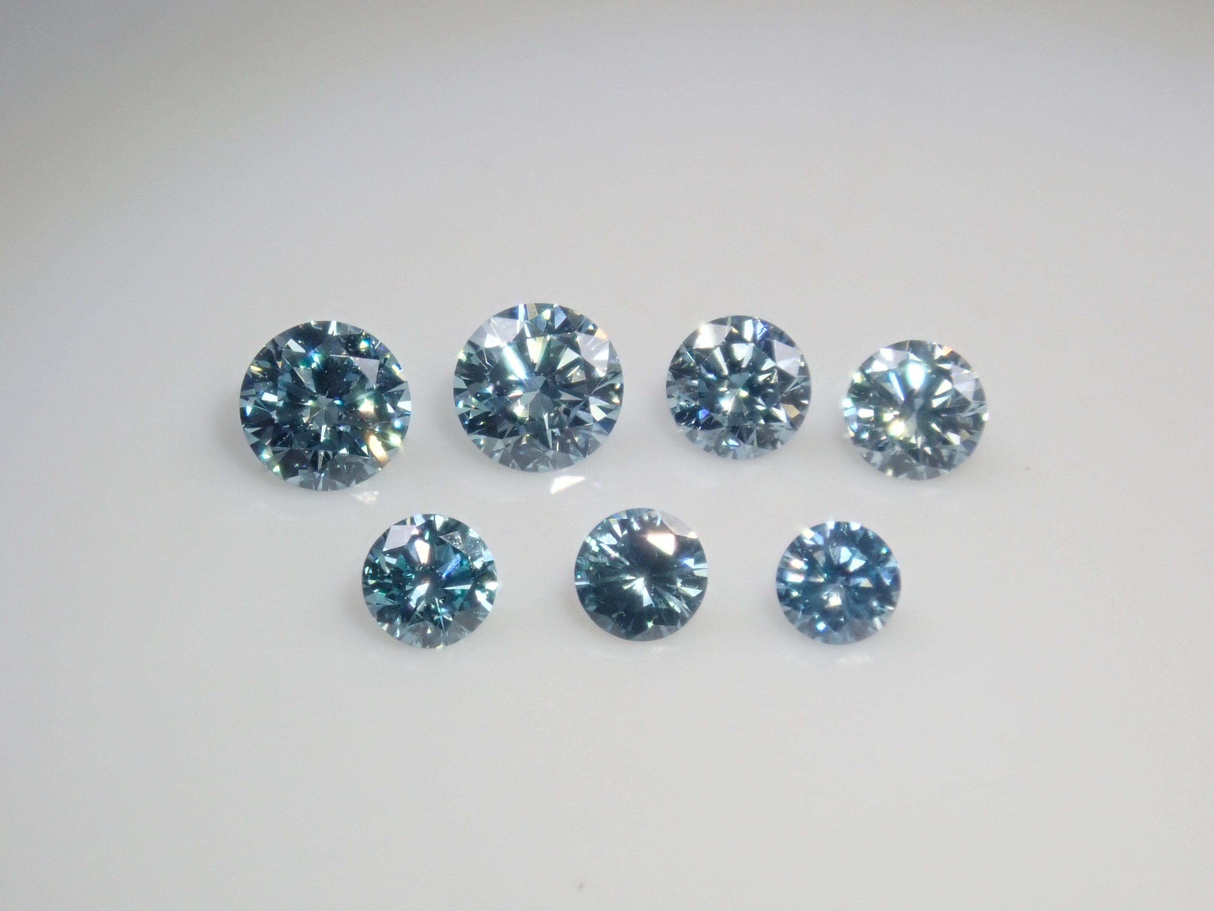 [On sale from 10pm on 2/24] {Limited to 7 stones} Diamond Gacha💎 Ice blue diamond (equivalent to VS-SI class, 2-2.7mm) 1 loose stone {Multiple purchase discounts available}