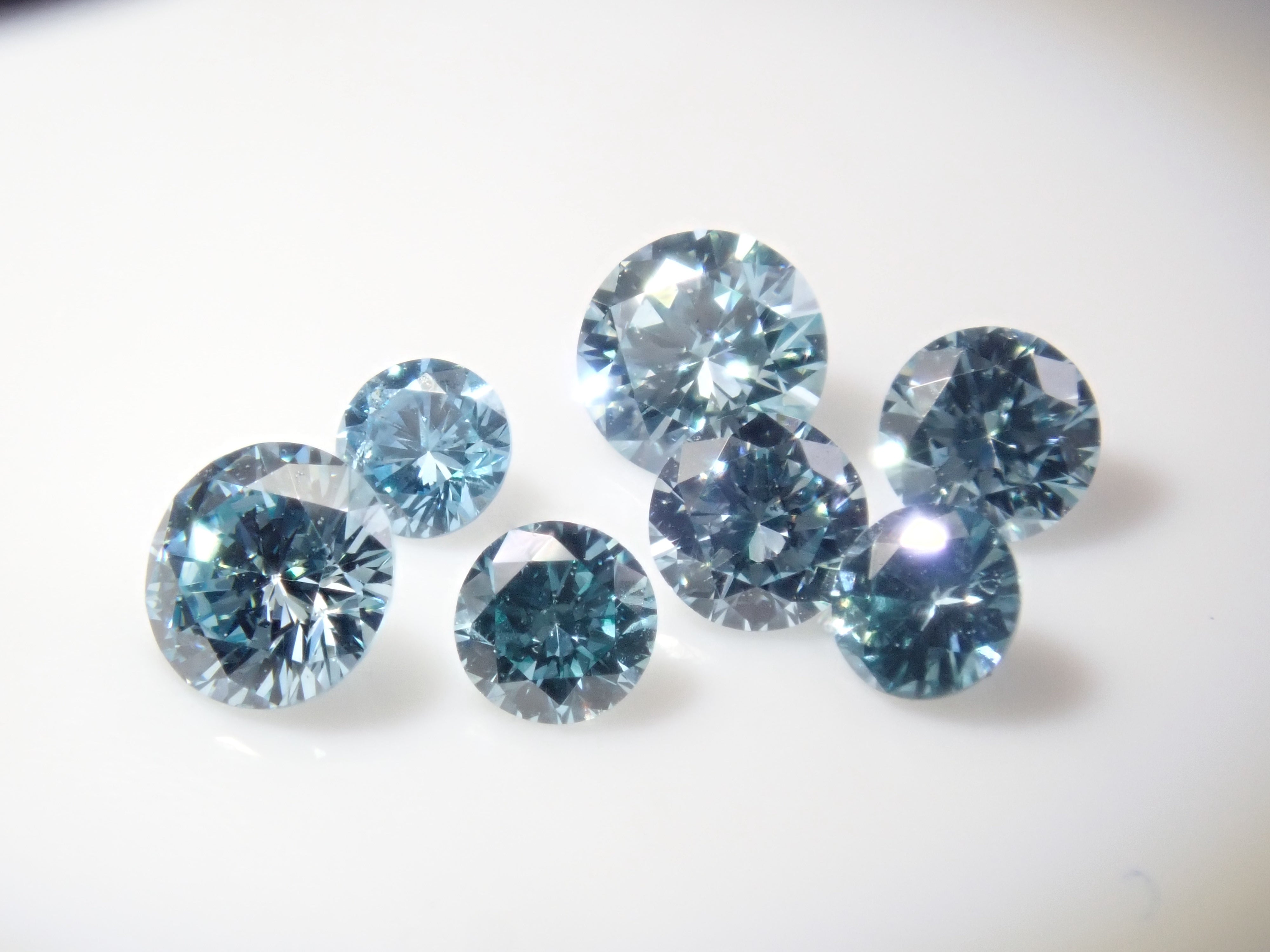 [On sale from 10pm on 2/24] {Limited to 7 stones} Diamond Gacha💎 Ice blue diamond (equivalent to VS-SI class, 2-2.7mm) 1 loose stone {Multiple purchase discounts available}